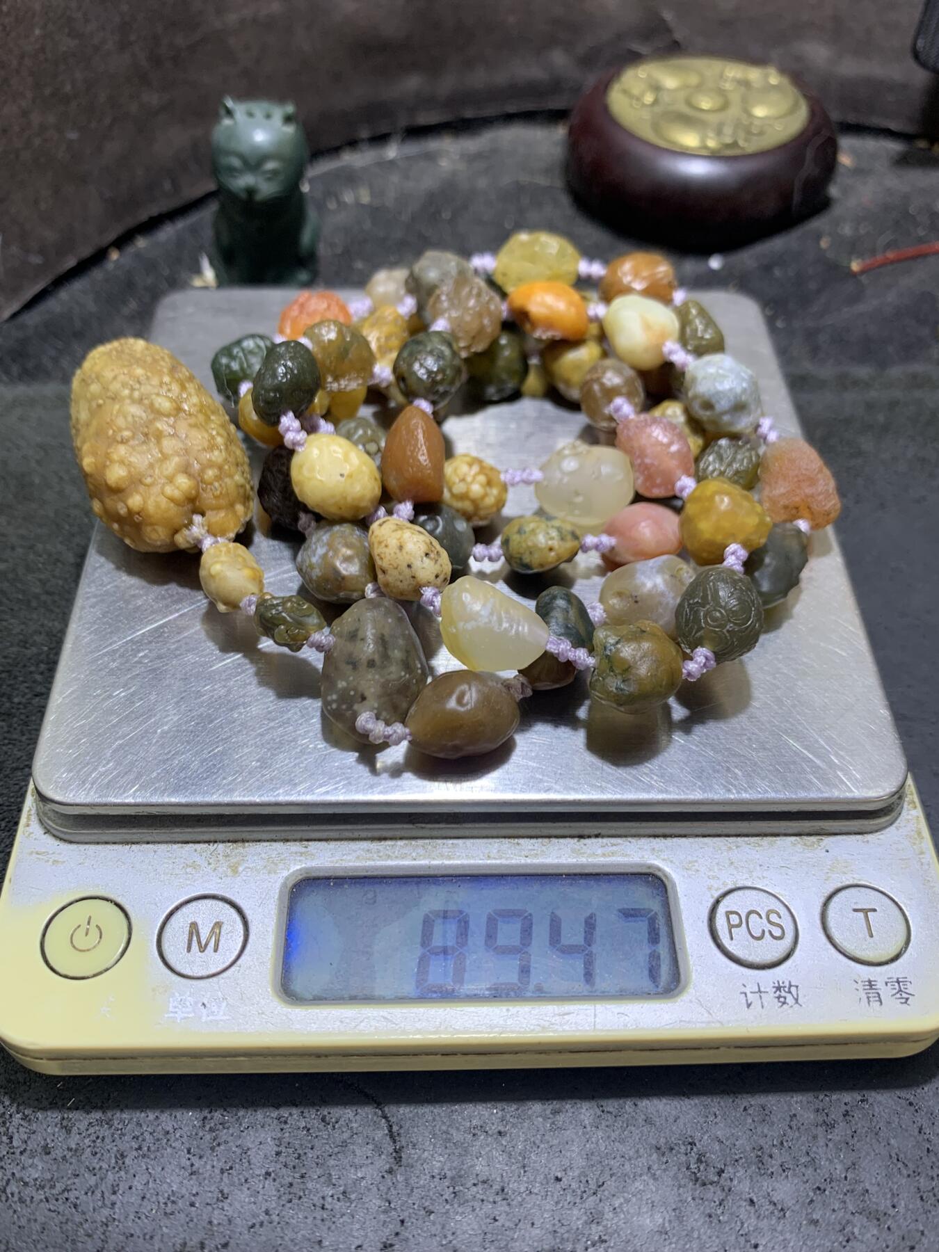 精美阿拉善高圆度多彩筋脉石项链一条，