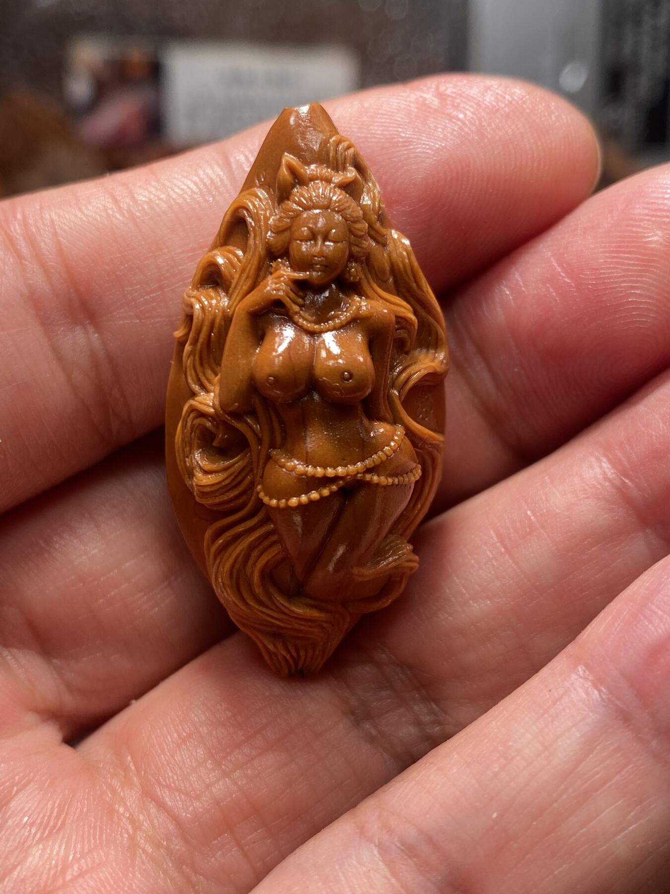 苏工核雕放漏价 苏工核雕狐狸精，神态到位，选用梅林大核雕刻，尺寸2。18x4.2,核色纯，立体感十足喜欢的来