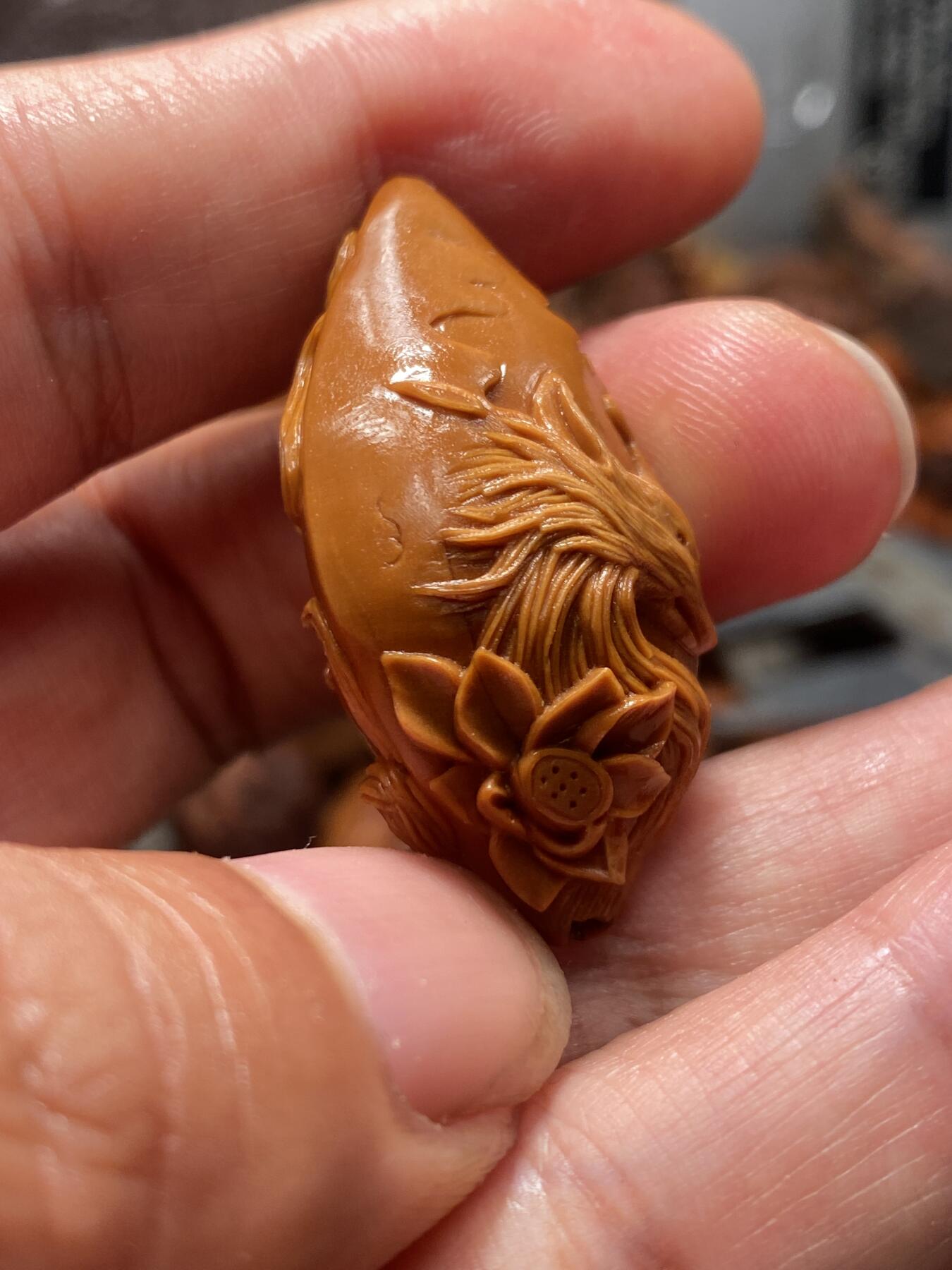 苏工核雕放漏价 苏工核雕狐狸精，神态到位，选用梅林大核雕刻，尺寸2。18x4.2,核色纯，立体感十足喜欢的来