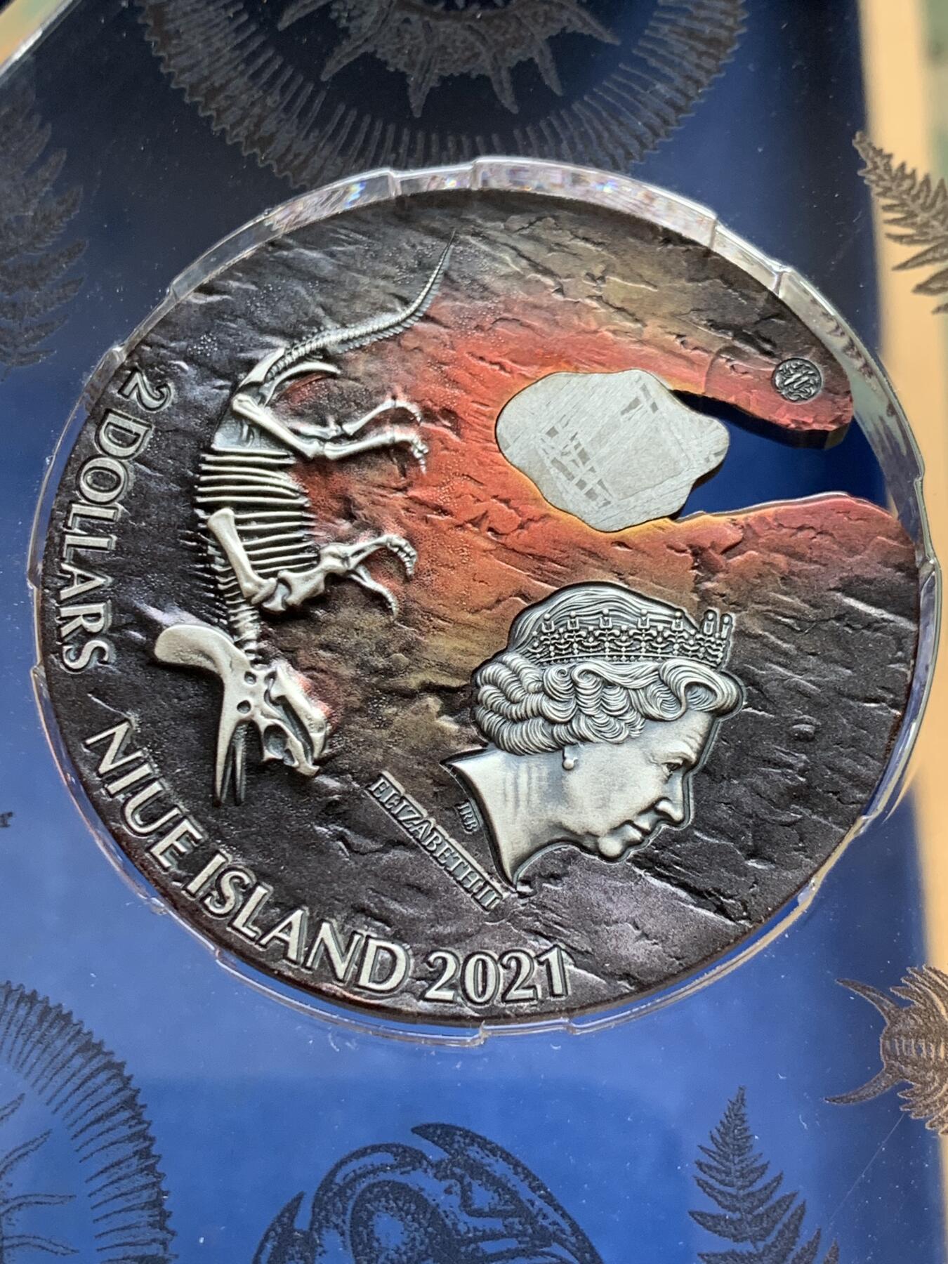 《竞宝斋》第299场- 周日，周一  2场连拍 （全场包邮） 纽埃2021冲击时刻恐龙灭绝陨石银币，由2盎司9999银和45亿年前Muonionalusta陨石制作，精致高浮雕与Numizzmi 合作打造。全球777枚，带原盒证书和原装亚克力展示盒，原价3200 稀缺品种 整套保存的非常好