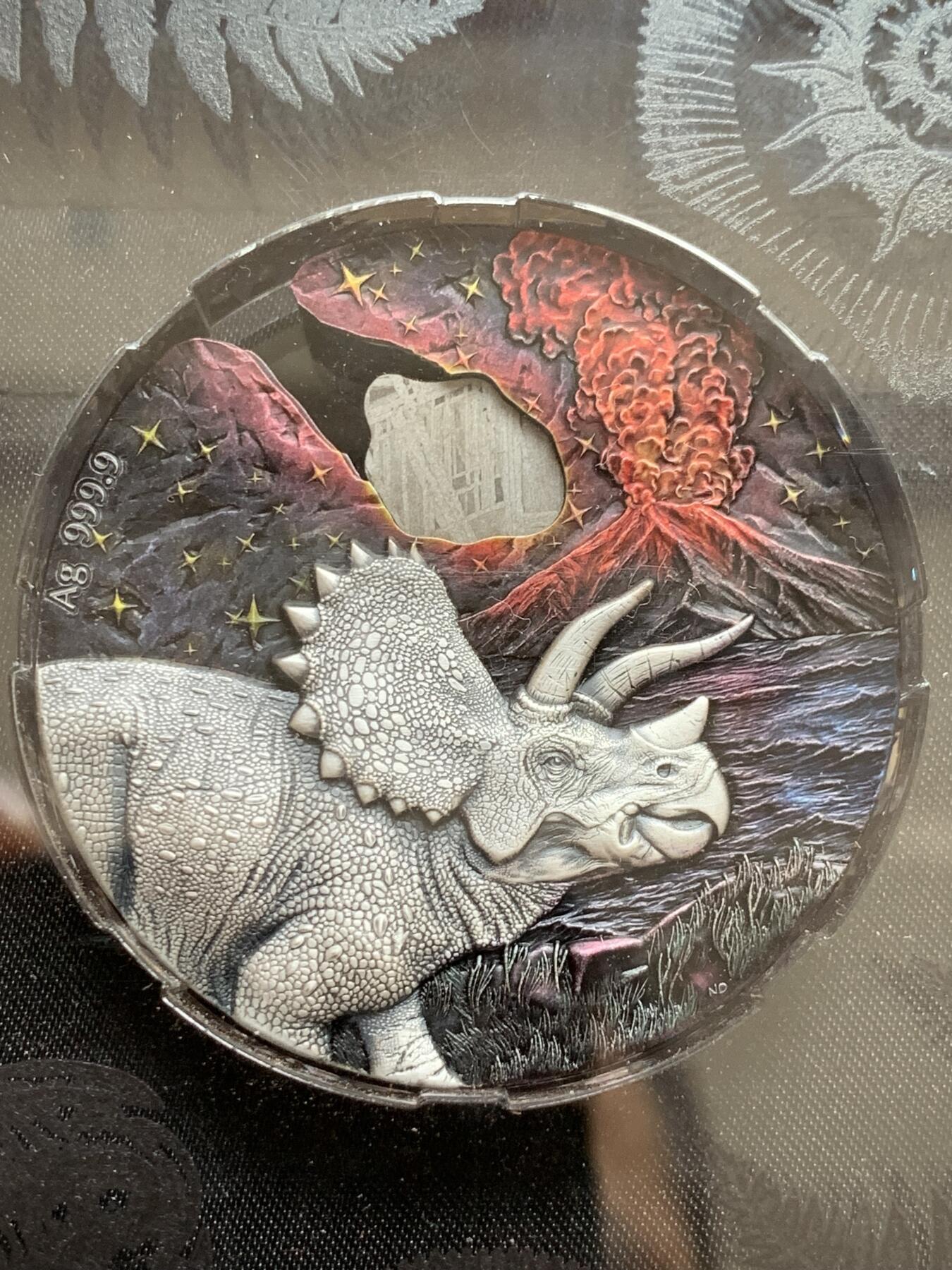《竞宝斋》第299场- 周日，周一  2场连拍 （全场包邮） 纽埃2021冲击时刻恐龙灭绝陨石银币，由2盎司9999银和45亿年前Muonionalusta陨石制作，精致高浮雕与Numizzmi 合作打造。全球777枚，带原盒证书和原装亚克力展示盒，原价3200 稀缺品种 整套保存的非常好