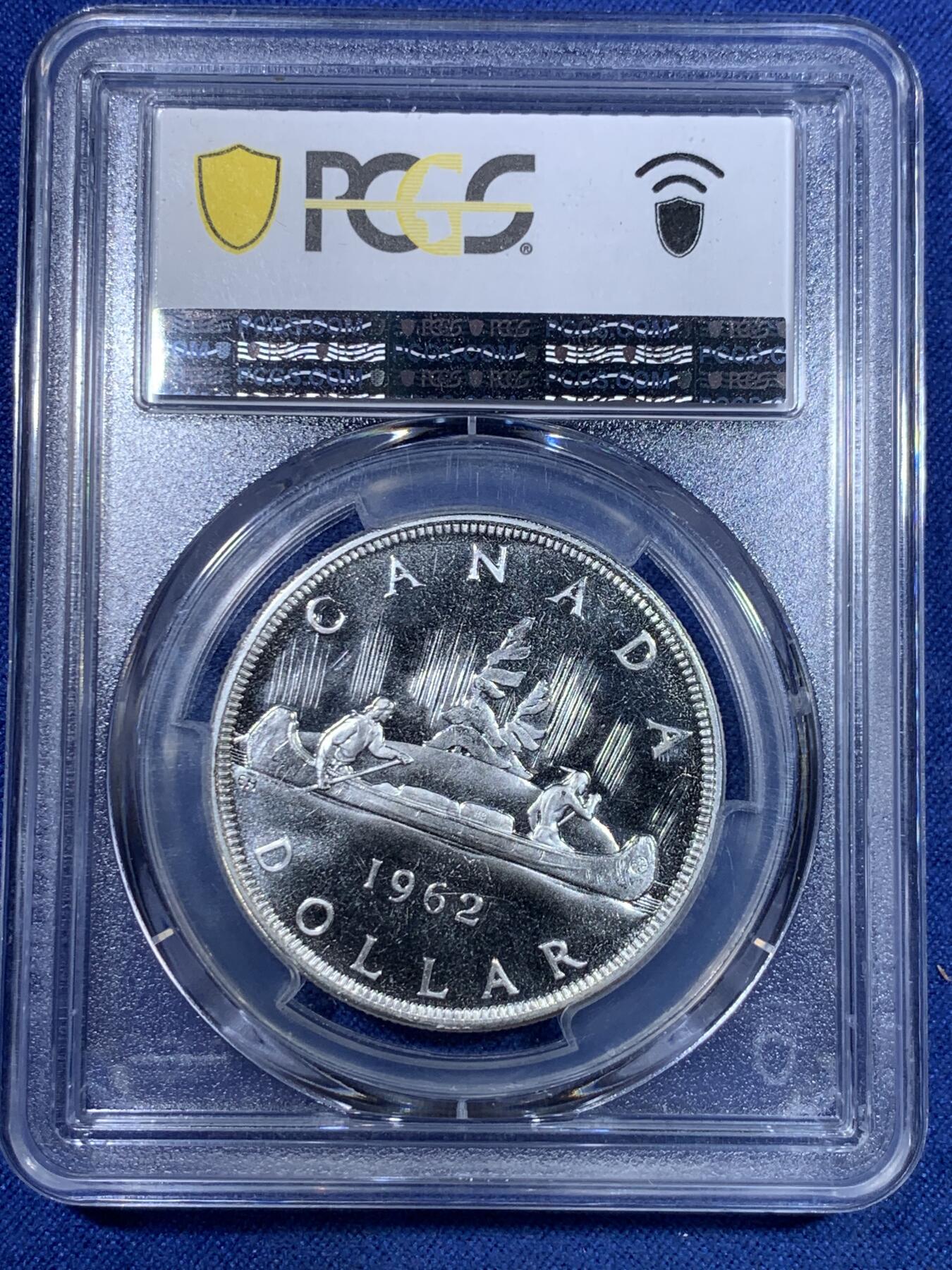 《竞宝斋》第299场- 周日，周一  2场连拍 （全场包邮） PCGS PL66 加拿大1962年独木舟划船1元银币 币面清爽干净又漂亮，类镜面效果，伊丽莎白二世青年头像，经典原住民划船图案，图案精美。