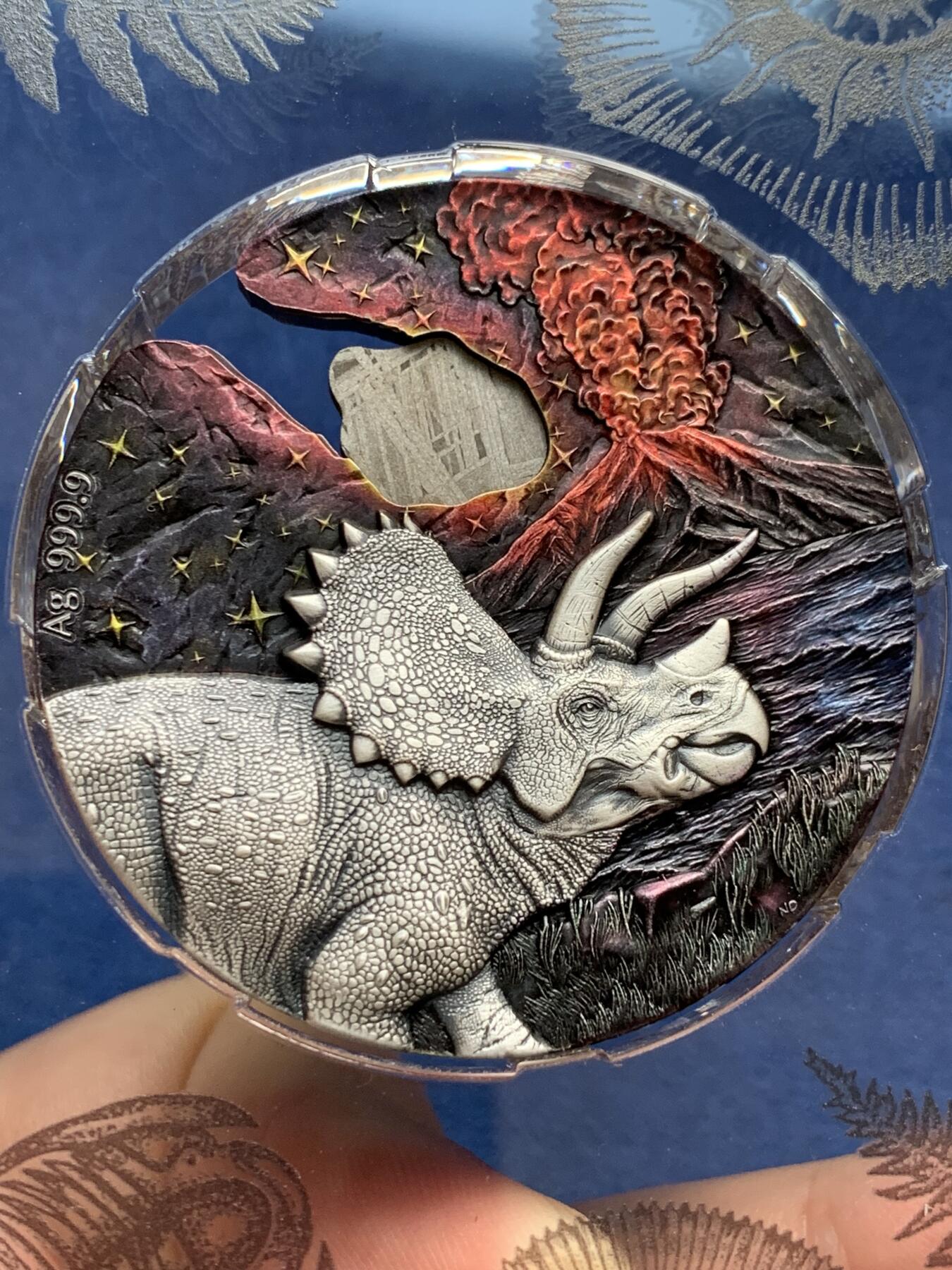 《竞宝斋》第299场- 周日，周一  2场连拍 （全场包邮） 纽埃2021冲击时刻恐龙灭绝陨石银币，由2盎司9999银和45亿年前Muonionalusta陨石制作，精致高浮雕与Numizzmi 合作打造。全球777枚，带原盒证书和原装亚克力展示盒，原价3200 稀缺品种 整套保存的非常好