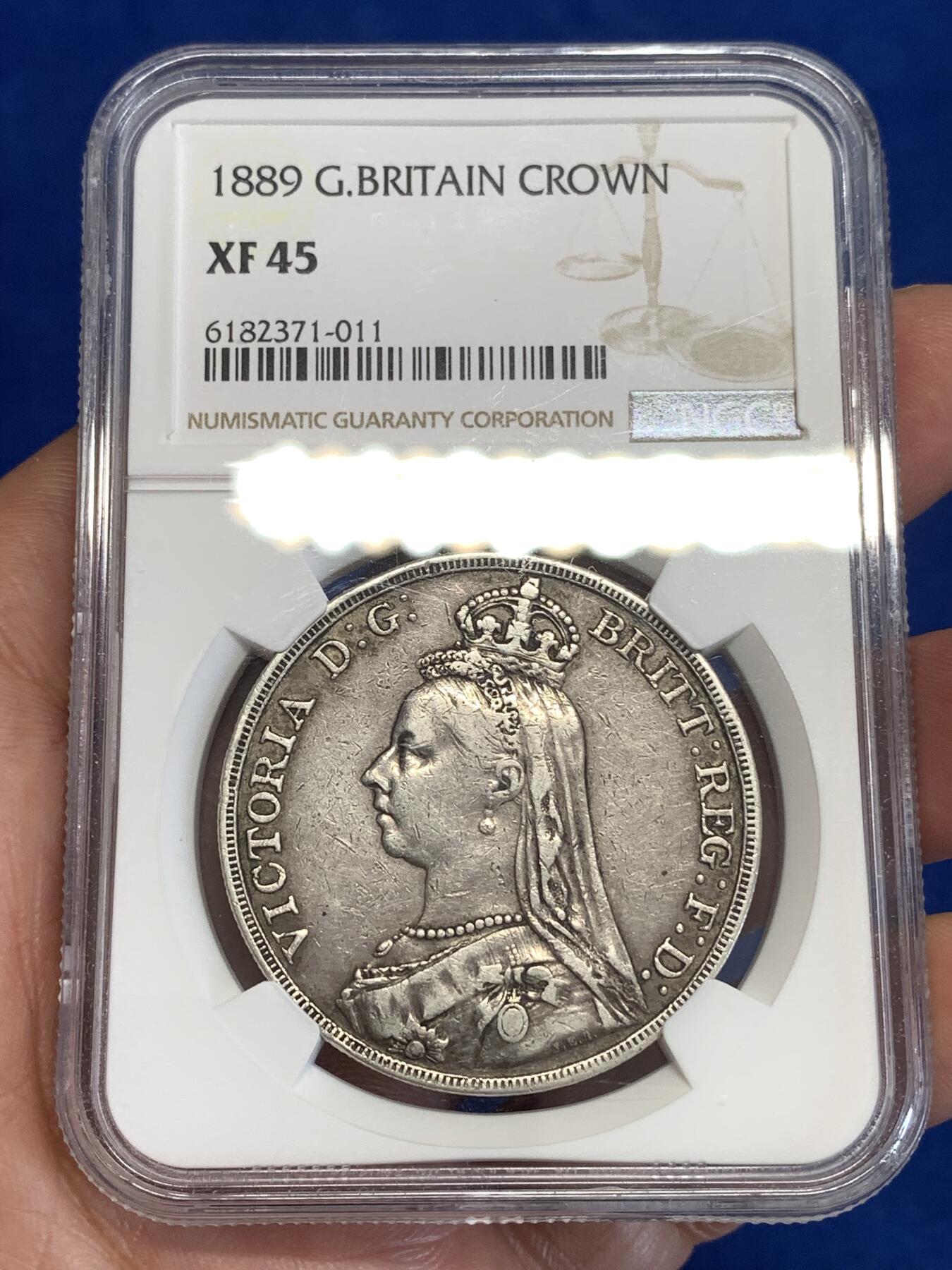 《竞宝斋》第299场- 周日，周一  2场连拍 （全场包邮） NGC XF45 英国1889年维多利亚高冠马剑1克朗大银币，28.2g