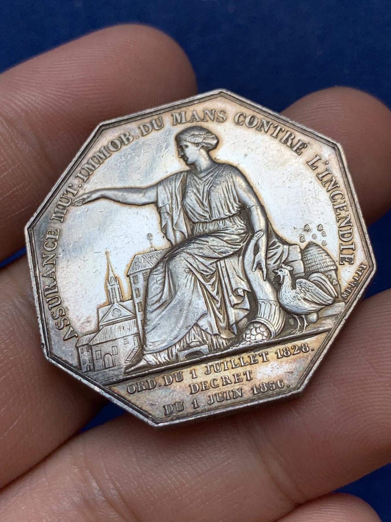 《竞宝斋》第299场- 周日，周一  2场连拍 （全场包邮） 法国勒芒房地产互助保险银质八角代币 35.7mm 19.8g 边铭手指ARGENT银标 极少见