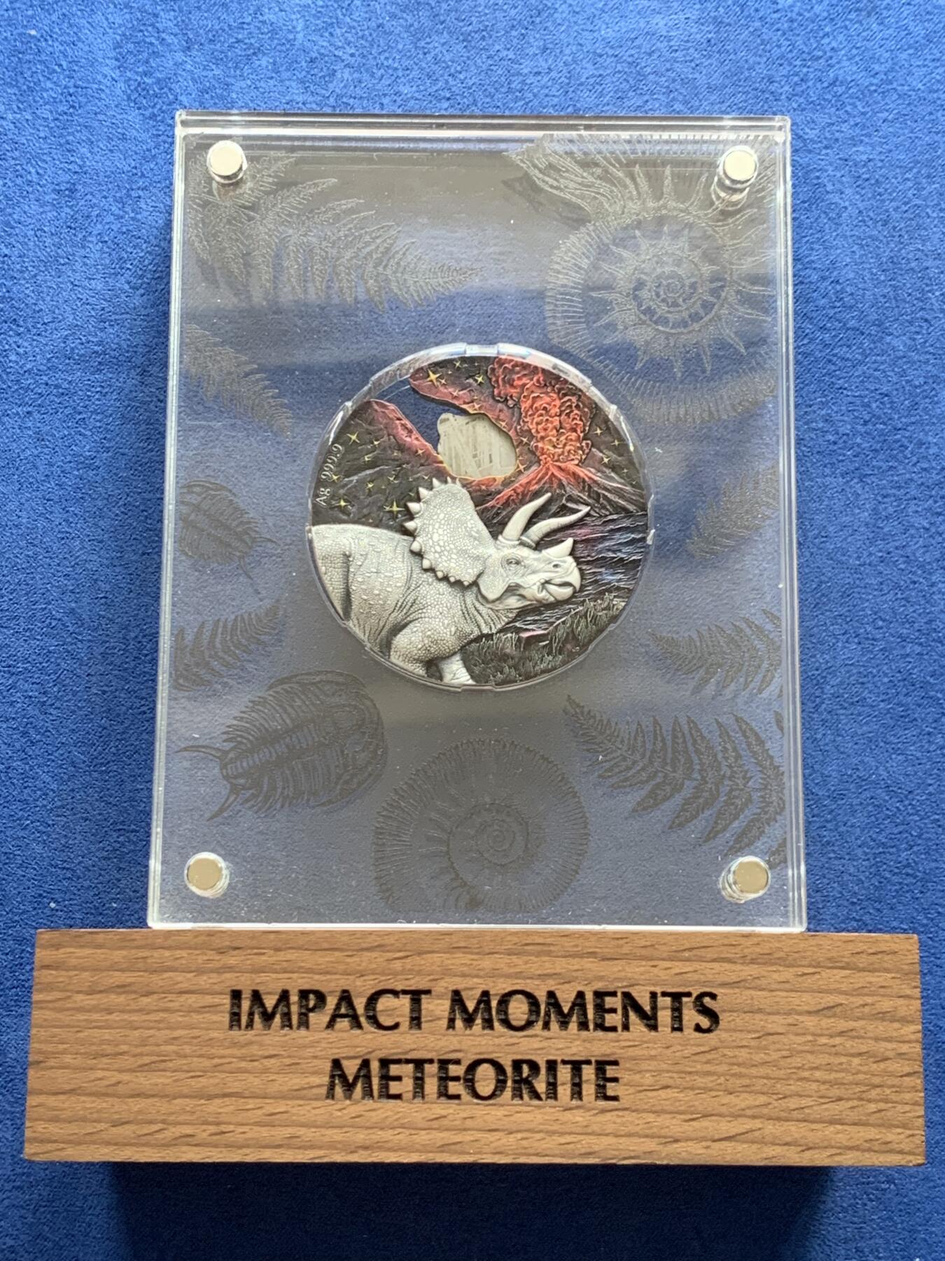 《竞宝斋》第299场- 周日，周一  2场连拍 （全场包邮） 纽埃2021冲击时刻恐龙灭绝陨石银币，由2盎司9999银和45亿年前Muonionalusta陨石制作，精致高浮雕与Numizzmi 合作打造。全球777枚，带原盒证书和原装亚克力展示盒，原价3200 稀缺品种 整套保存的非常好