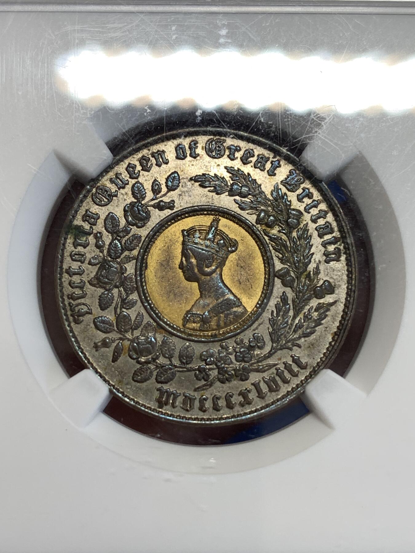 《竞宝斋》第299场- 周日，周一  2场连拍 （全场包邮） NGC AU55 严评 英国 1848年 维多利亚女王双色克朗  转光明显 难得状态 表层脆弱难得较为完好