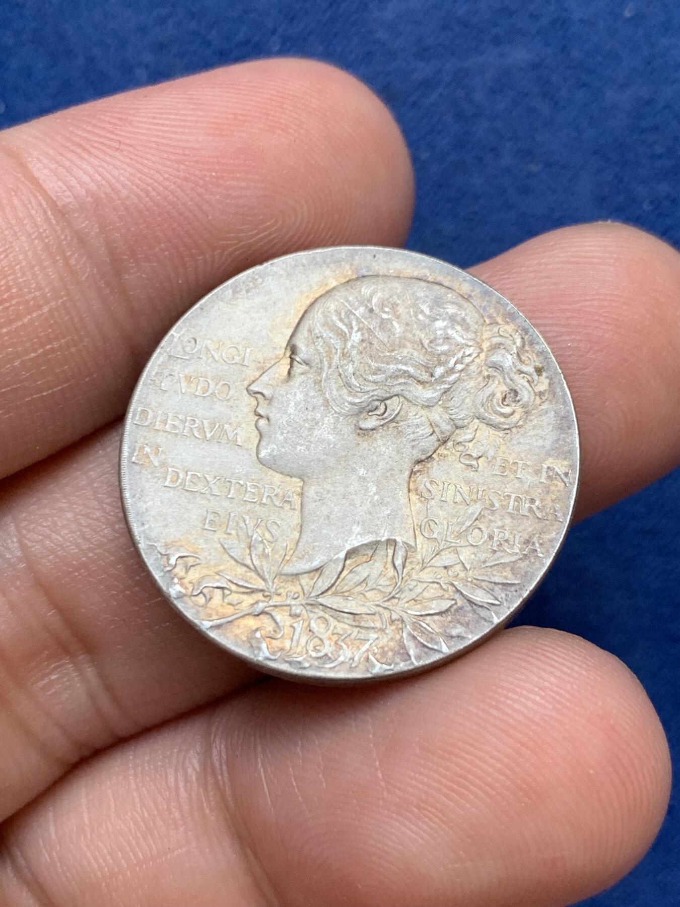 《竞宝斋》第299场- 周日，周一  2场连拍 （全场包邮） 英国 1897年  维多利亚女王 登基60周年 纪念银章 五彩包浆 保存的非常好 UNC状态 25.7mm 细节见图