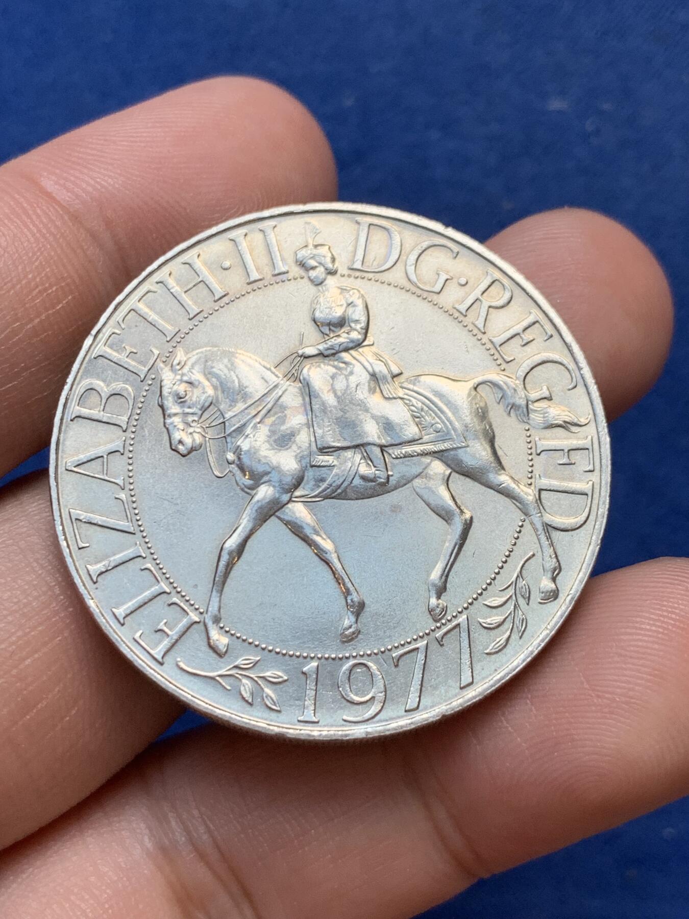 《竞宝斋》第299场- 周日，周一  2场连拍 （全场包邮） 两枚一组 英国1977年1克朗女王登基克朗型纪念币