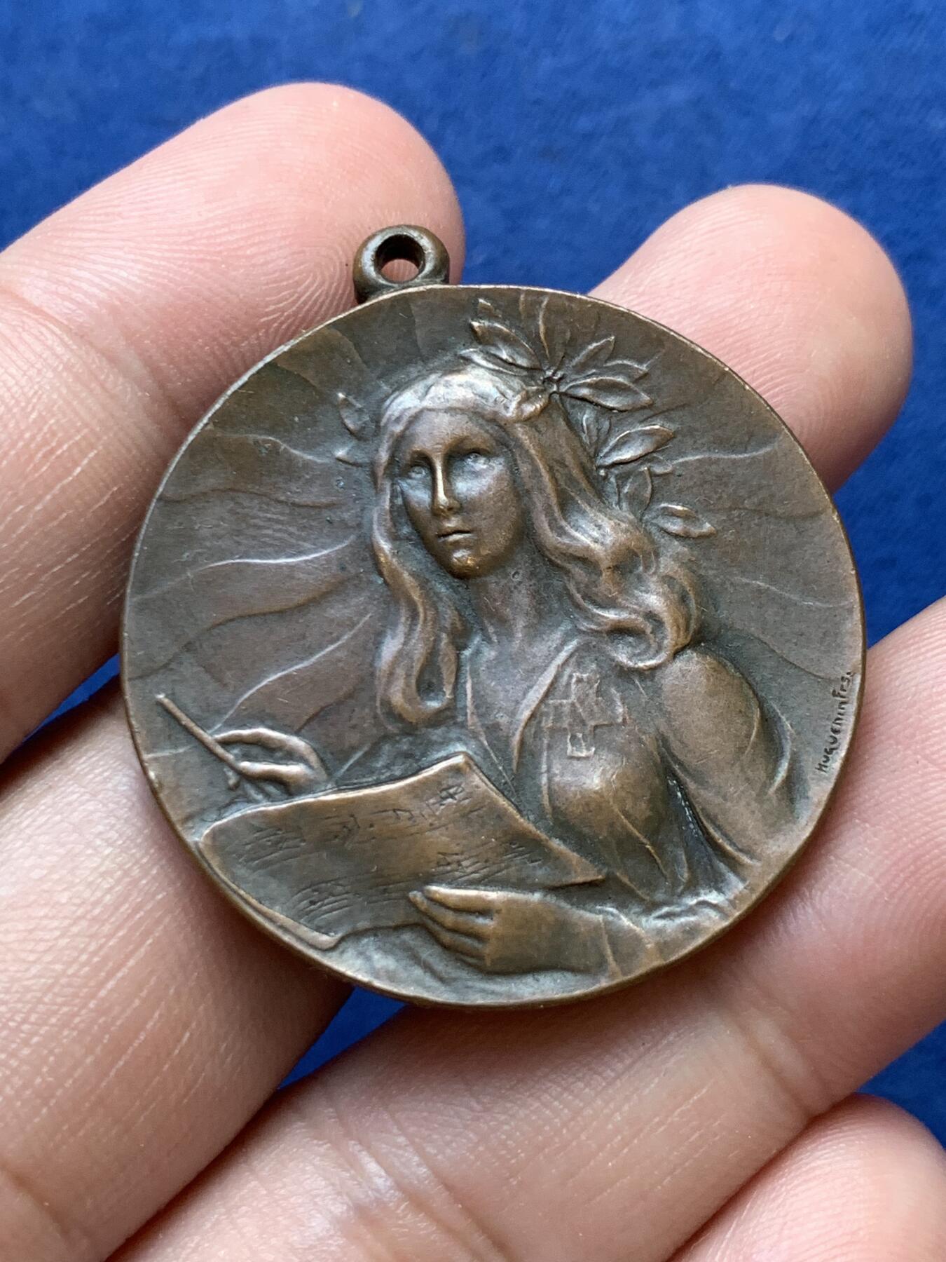 《竞宝斋》第299场- 周日，周一  2场连拍 （全场包邮） 瑞士1903年音乐节铜奖章，女神手里纸卷印有五线谱，4点钟方向是作者签名 带吊环高39.5mm 25.4克 高浮雕