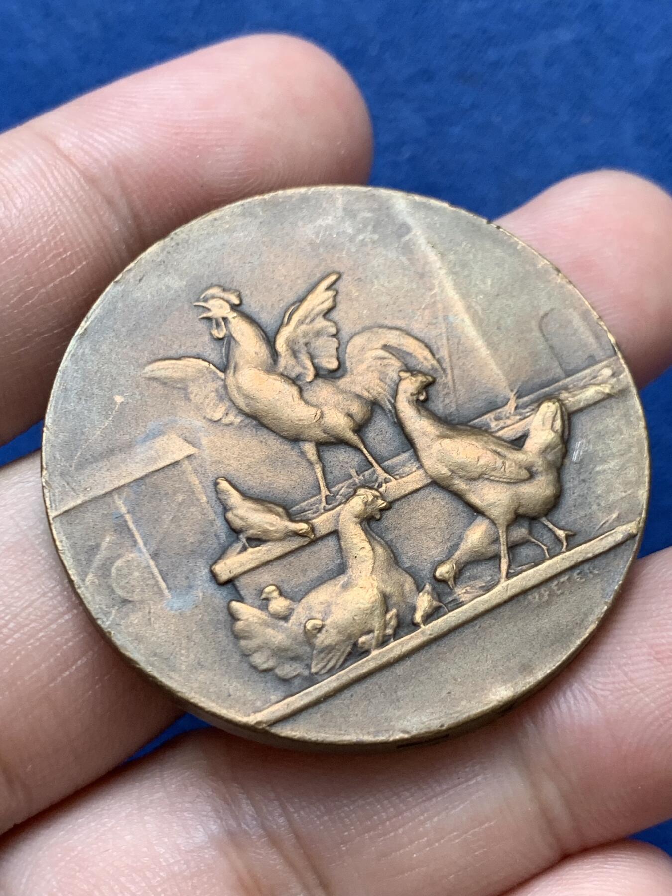 《竞宝斋》第299场- 周日，周一  2场连拍 （全场包邮） 法国铜章 几只鸡刻画精美 40.7mm 30.3克