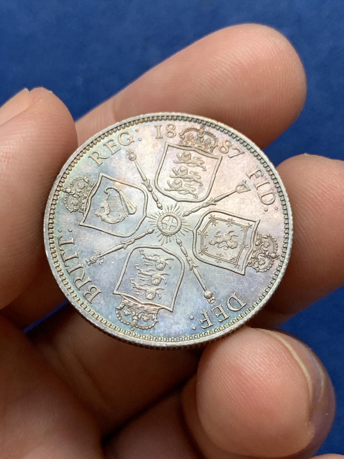 《竞宝斋》第299场- 周日，周一  2场连拍 （全场包邮） 英国1887年 维多利亚女皇弗洛林银币 UNC转光品相 五彩