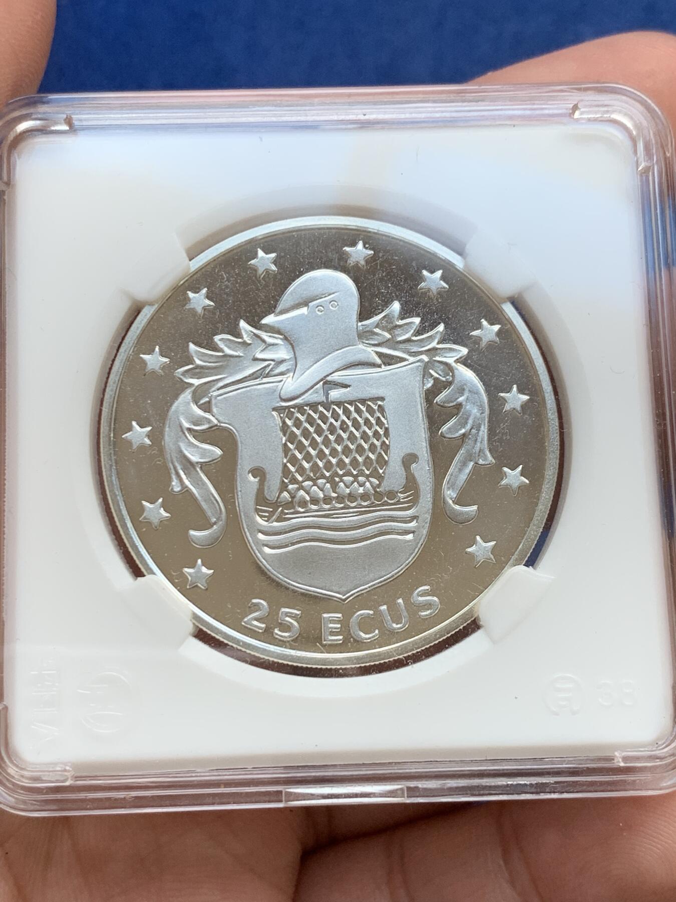 《竞宝斋》第299场- 周日，周一  2场连拍 （全场包邮） 1994年英属马恩岛联合国成立50周年25ECUS纪念币 19.2克 38.0毫米 925银