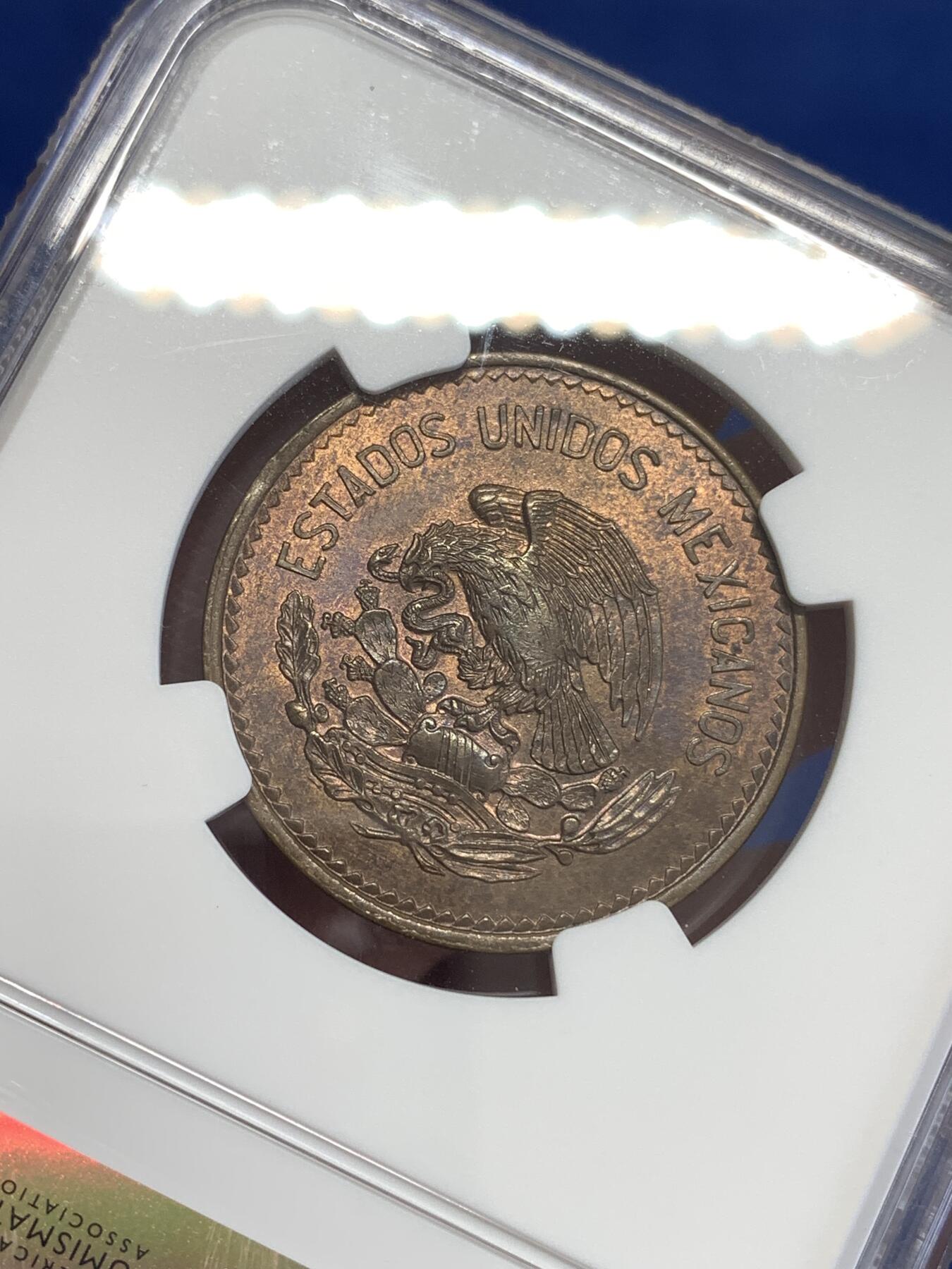 《竞宝斋》第299场- 周日，周一  2场连拍 （全场包邮） NGC MS64BN 1945 墨西哥20分铜币 热门品种 包浆非常漂亮 铜光充沛 正面设计充分体现玛雅文明特色 可藏品相