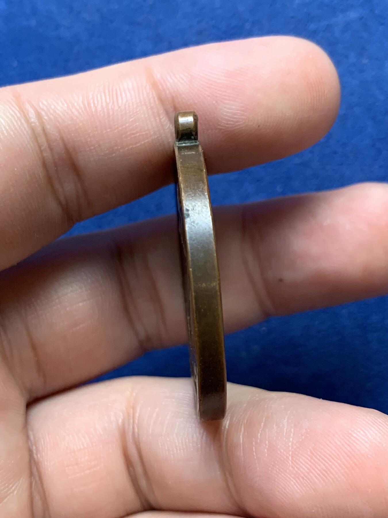 《竞宝斋》第299场- 周日，周一  2场连拍 （全场包邮） 瑞士1903年音乐节铜奖章，女神手里纸卷印有五线谱，4点钟方向是作者签名 带吊环高39.5mm 25.4克 高浮雕