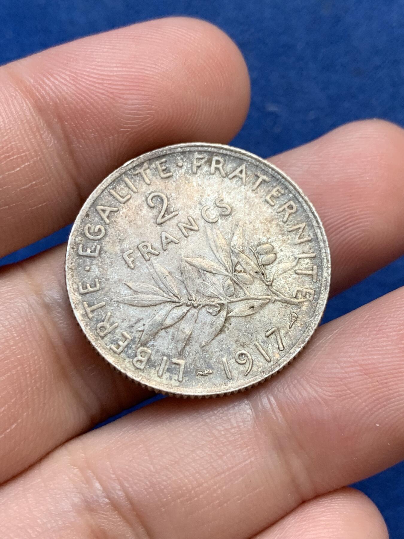 《竞宝斋》第299场- 周日，周一  2场连拍 （全场包邮） 法国 1917 2法郎银币  早期品粽 深五彩包浆 很不错