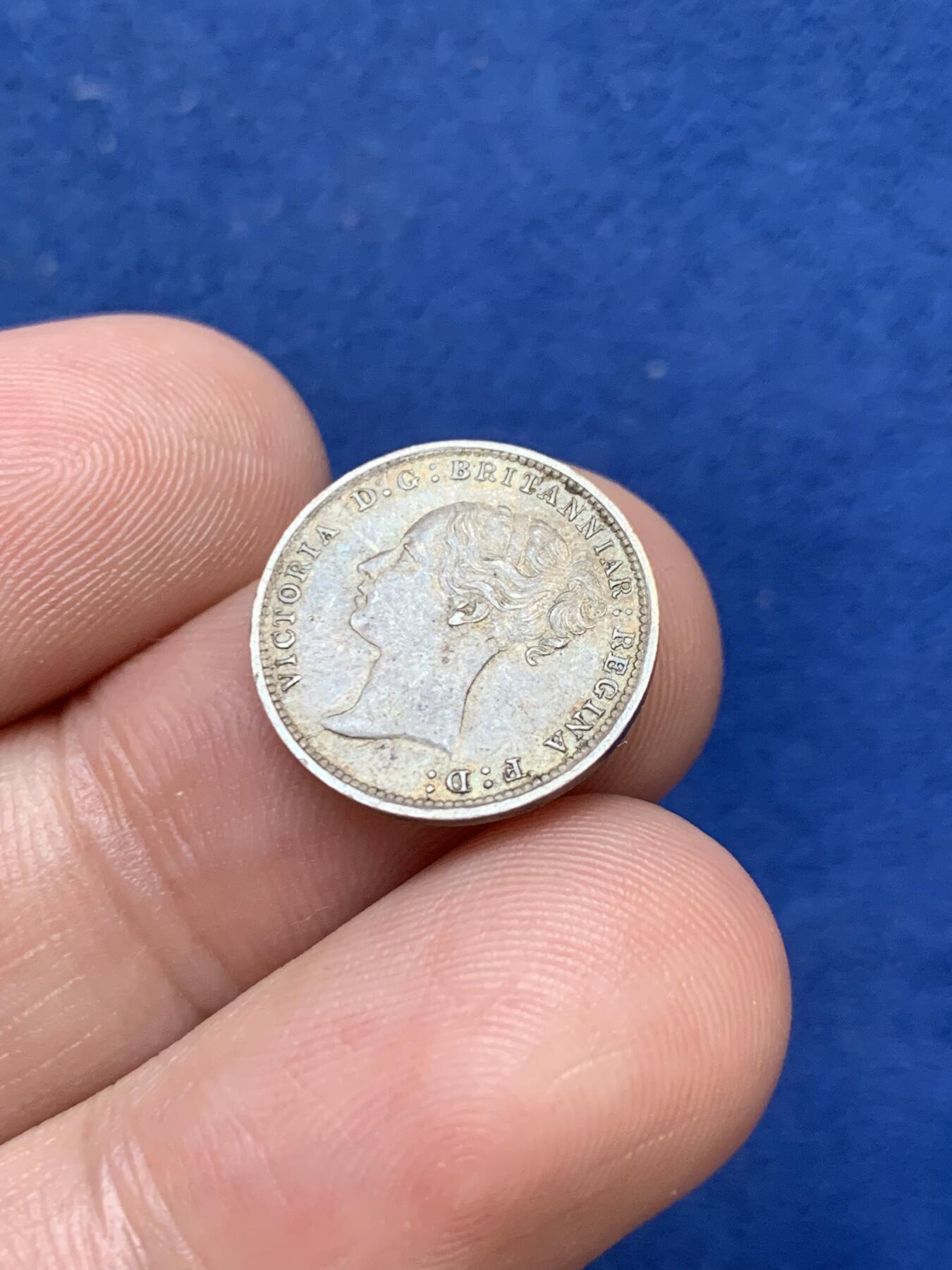 《竞宝斋》第299场- 周日，周一  2场连拍 （全场包邮） 英国1887年 维多利亚女皇三便士银币 稀有青年头  好品原味