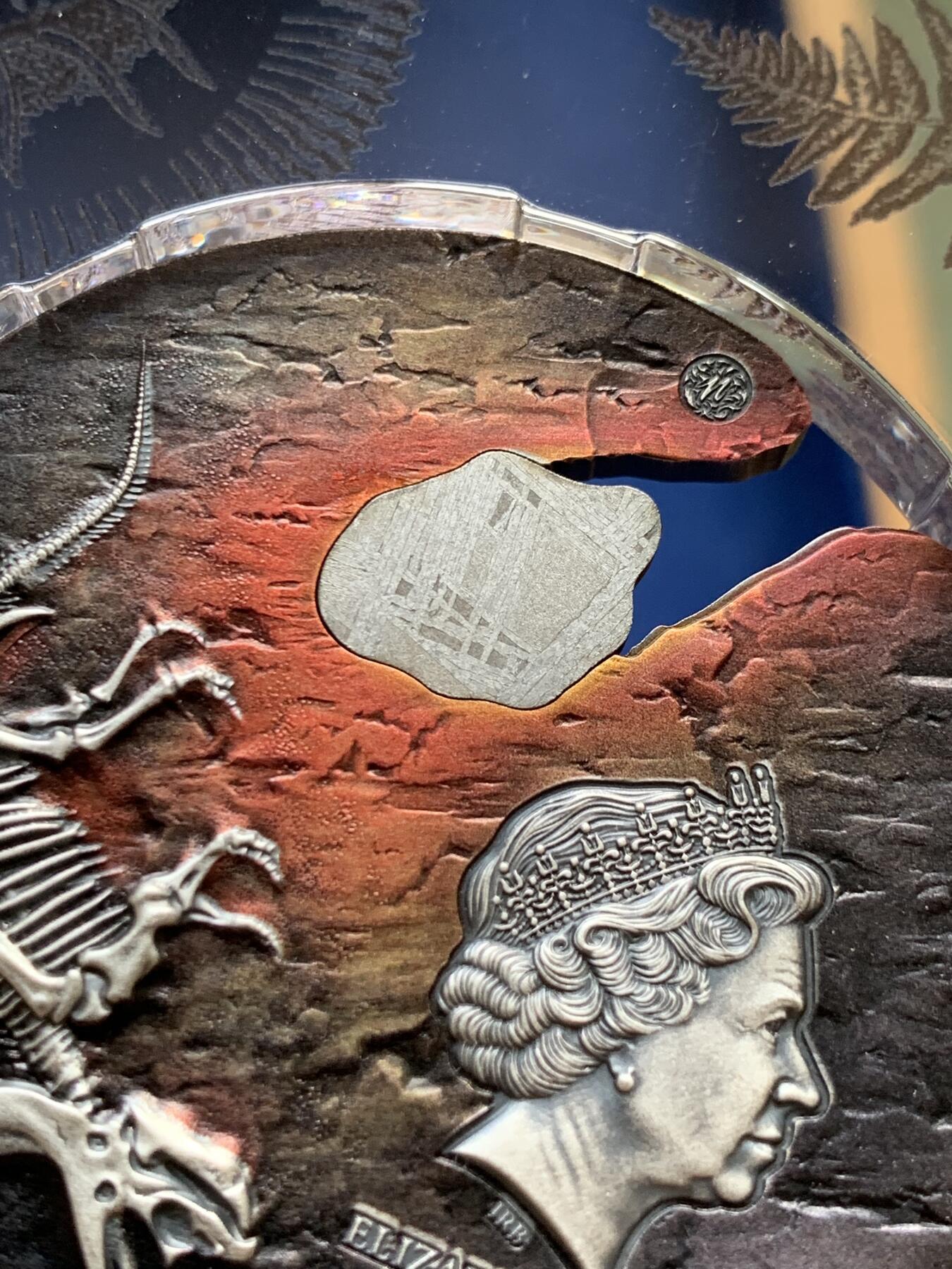 《竞宝斋》第299场- 周日，周一  2场连拍 （全场包邮） 纽埃2021冲击时刻恐龙灭绝陨石银币，由2盎司9999银和45亿年前Muonionalusta陨石制作，精致高浮雕与Numizzmi 合作打造。全球777枚，带原盒证书和原装亚克力展示盒，原价3200 稀缺品种 整套保存的非常好