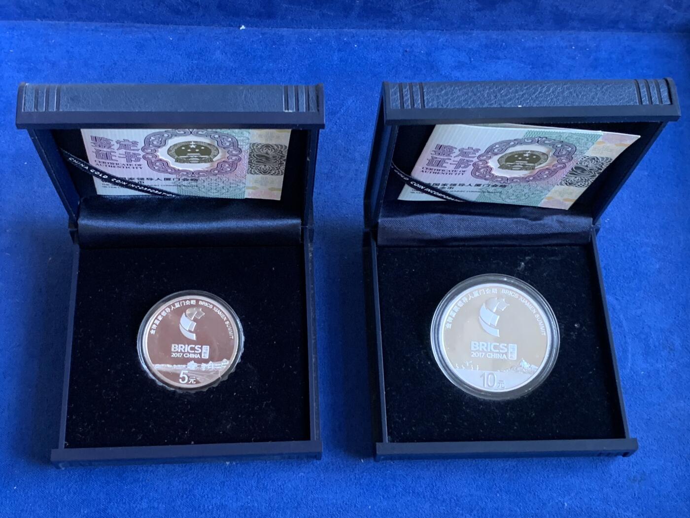 《竞宝斋》第299场- 周日，周一  2场连拍 （全场包邮） 两枚一套 原装金砖国家领导人厦门会晤银质纪念币 精制银币 (一枚30克，面值10元，一枚15克，面值5元，共计45克)原盒证。证书同号，品好。