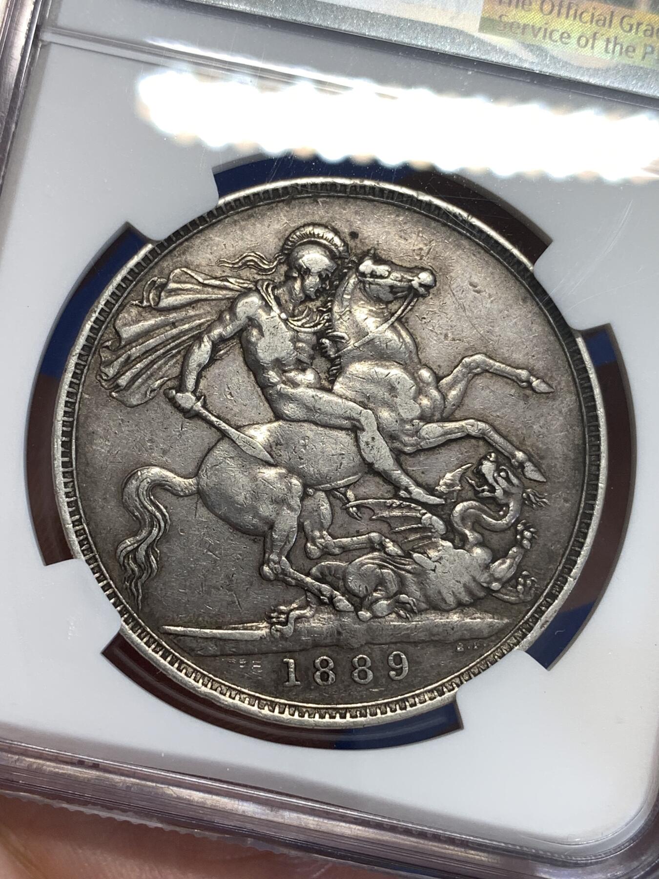 《竞宝斋》第299场- 周日，周一  2场连拍 （全场包邮） NGC XF45 英国1889年维多利亚高冠马剑1克朗大银币，28.2g