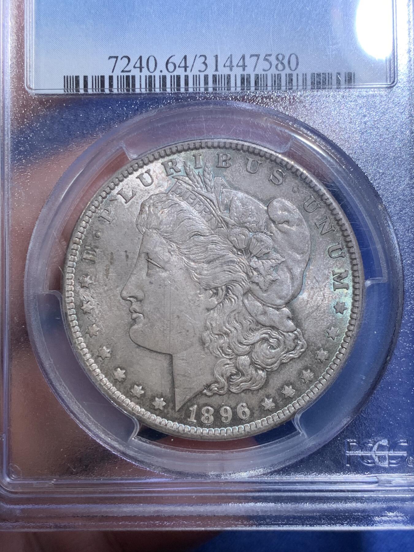 《竞宝斋》第299场- 周日，周一  2场连拍 （全场包邮） PCGS MS64 美国1896年摩根银币P版 原汁原味双面五彩老包浆，包浆醇厚，打制精美，状态极佳，PC老盒严评无官网图。