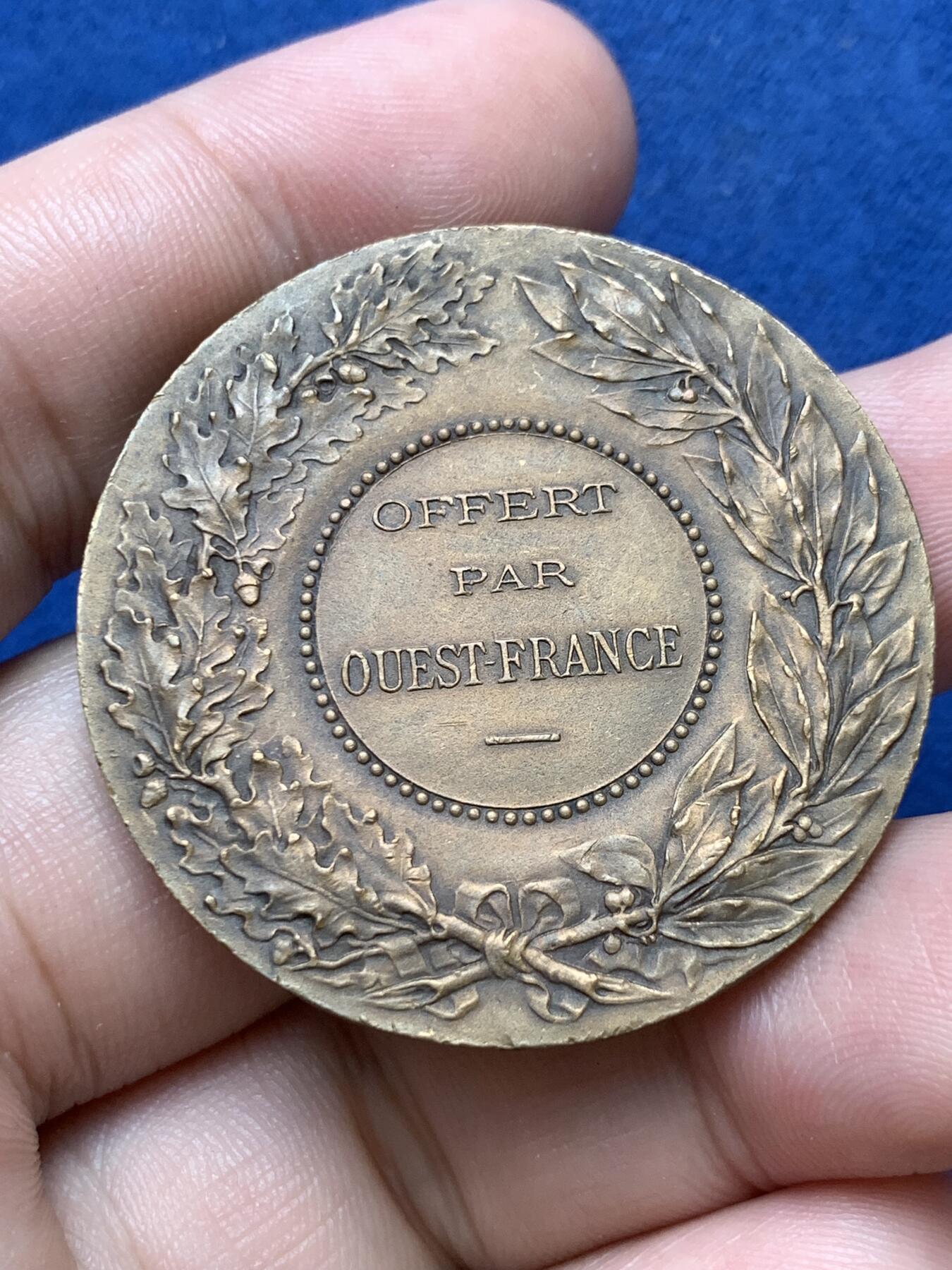 《竞宝斋》第299场- 周日，周一  2场连拍 （全场包邮） 法国铜章 几只鸡刻画精美 40.7mm 30.3克