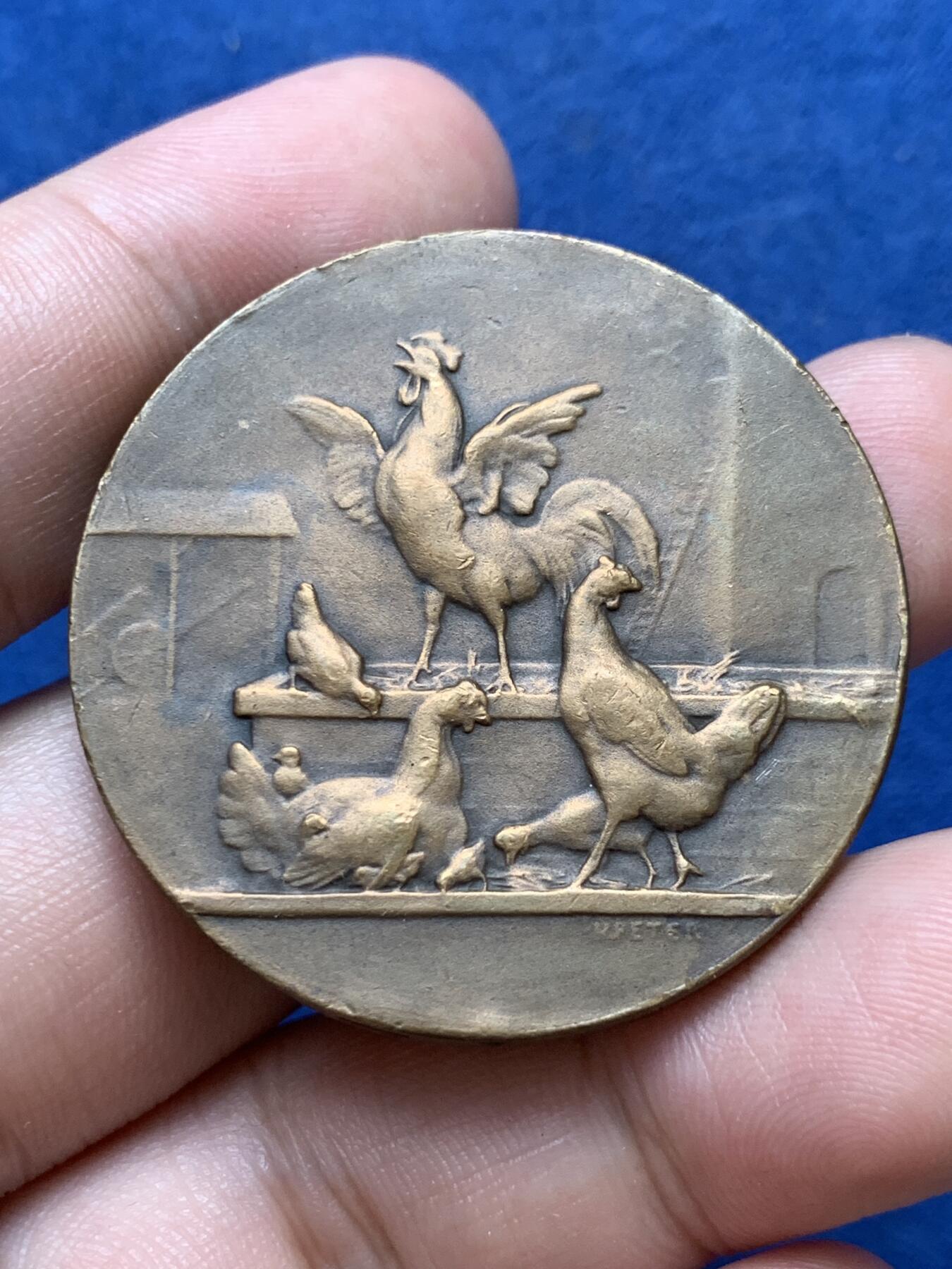 《竞宝斋》第299场- 周日，周一  2场连拍 （全场包邮） 法国铜章 几只鸡刻画精美 40.7mm 30.3克