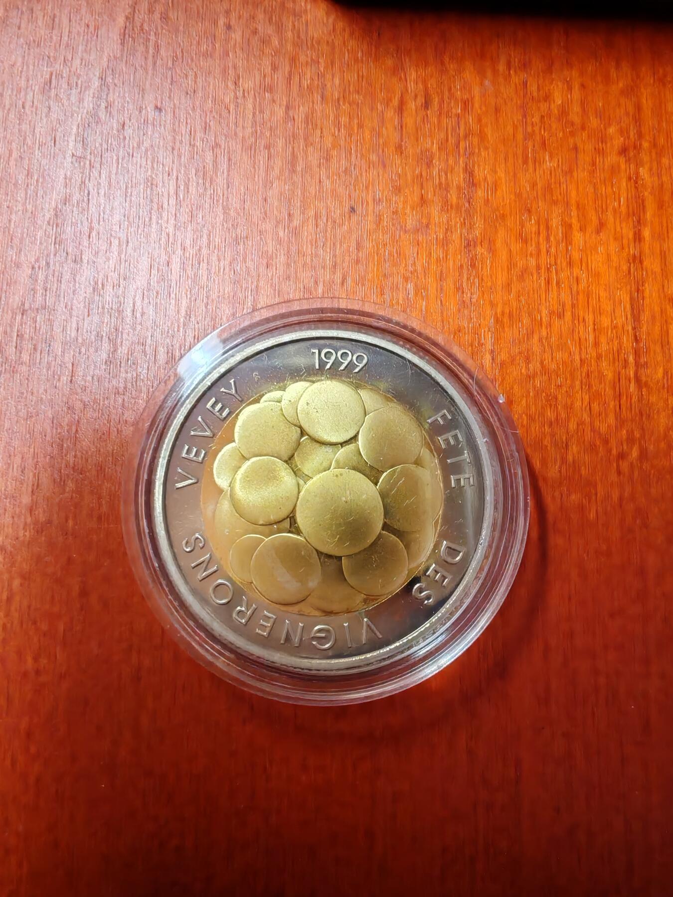 长老汇龙年精选第二十五场拍卖 1999瑞士红酒节5法郎双金属精制币，盒证全，1.6万枚
