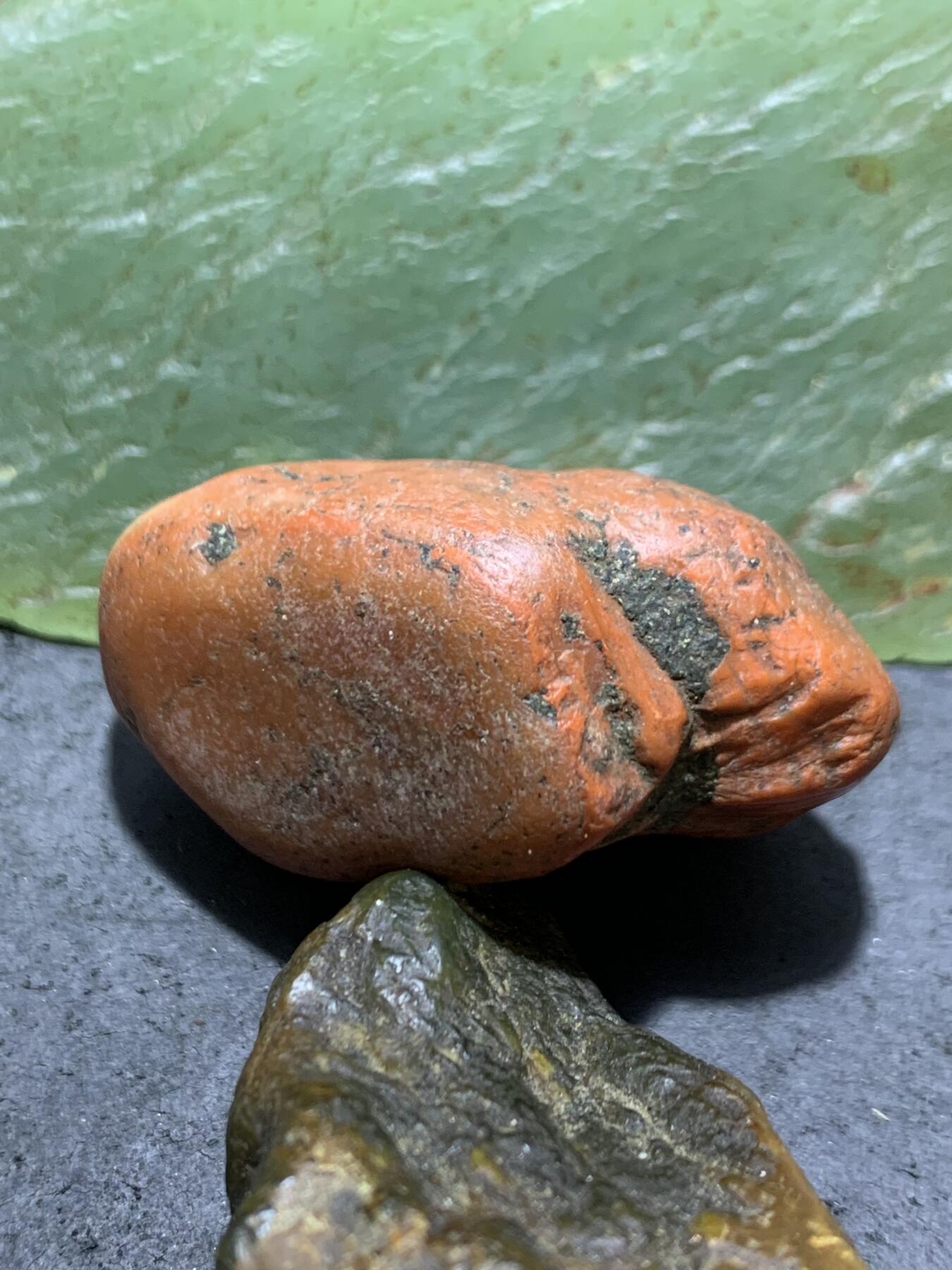 精美红皮柿子红开窗料南红玛瑙原石一颗，