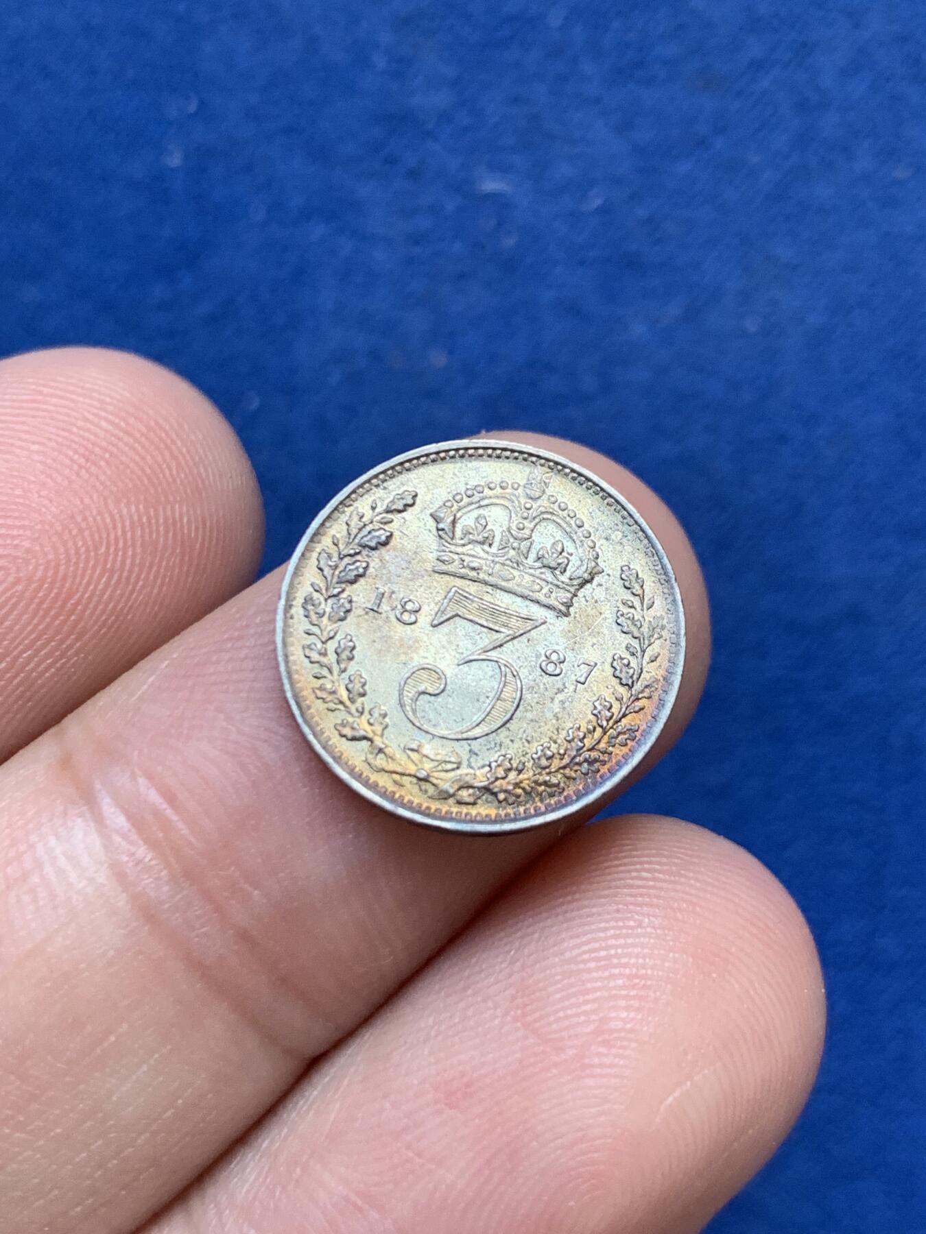 《竞宝斋》第299场- 周日，周一  2场连拍 （全场包邮） 英国1887年 维多利亚女皇三便士银币 转光品相 黑彩