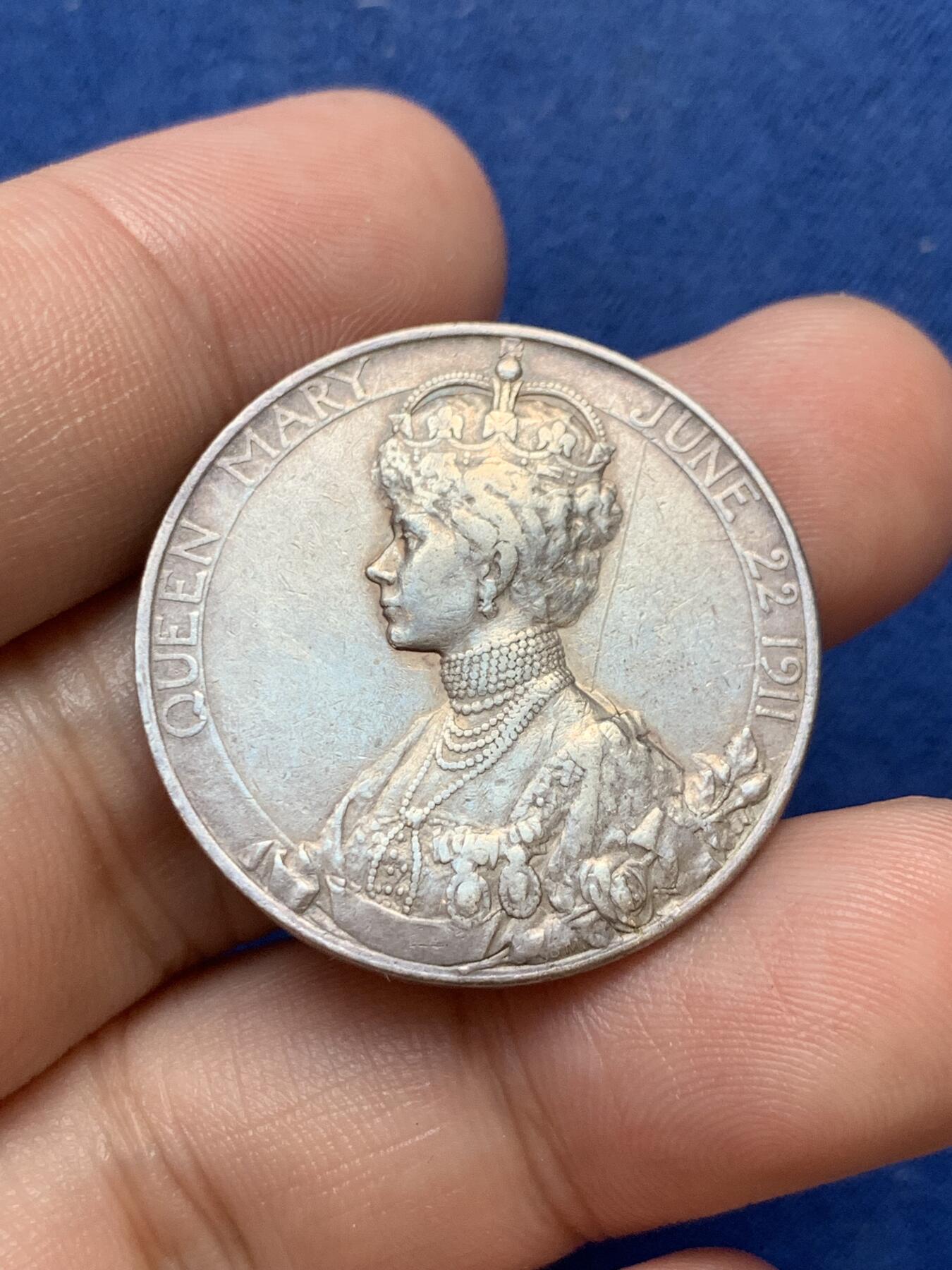 《竞宝斋》第299场- 周日，周一  2场连拍 （全场包邮） 1911年英国乔治五世国王皇后加冕礼银章12.6克 30.6mm