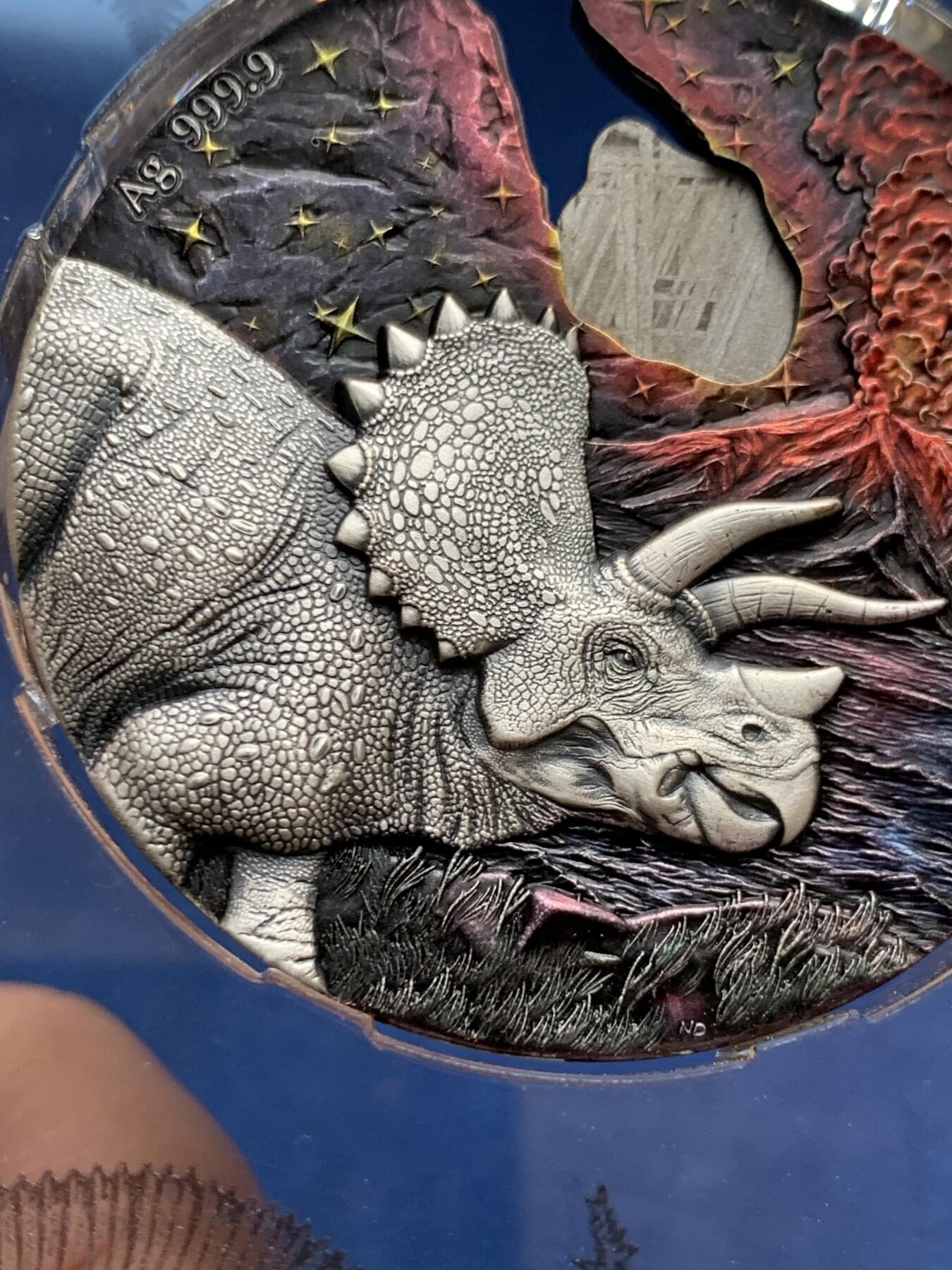 《竞宝斋》第299场- 周日，周一  2场连拍 （全场包邮） 纽埃2021冲击时刻恐龙灭绝陨石银币，由2盎司9999银和45亿年前Muonionalusta陨石制作，精致高浮雕与Numizzmi 合作打造。全球777枚，带原盒证书和原装亚克力展示盒，原价3200 稀缺品种 整套保存的非常好