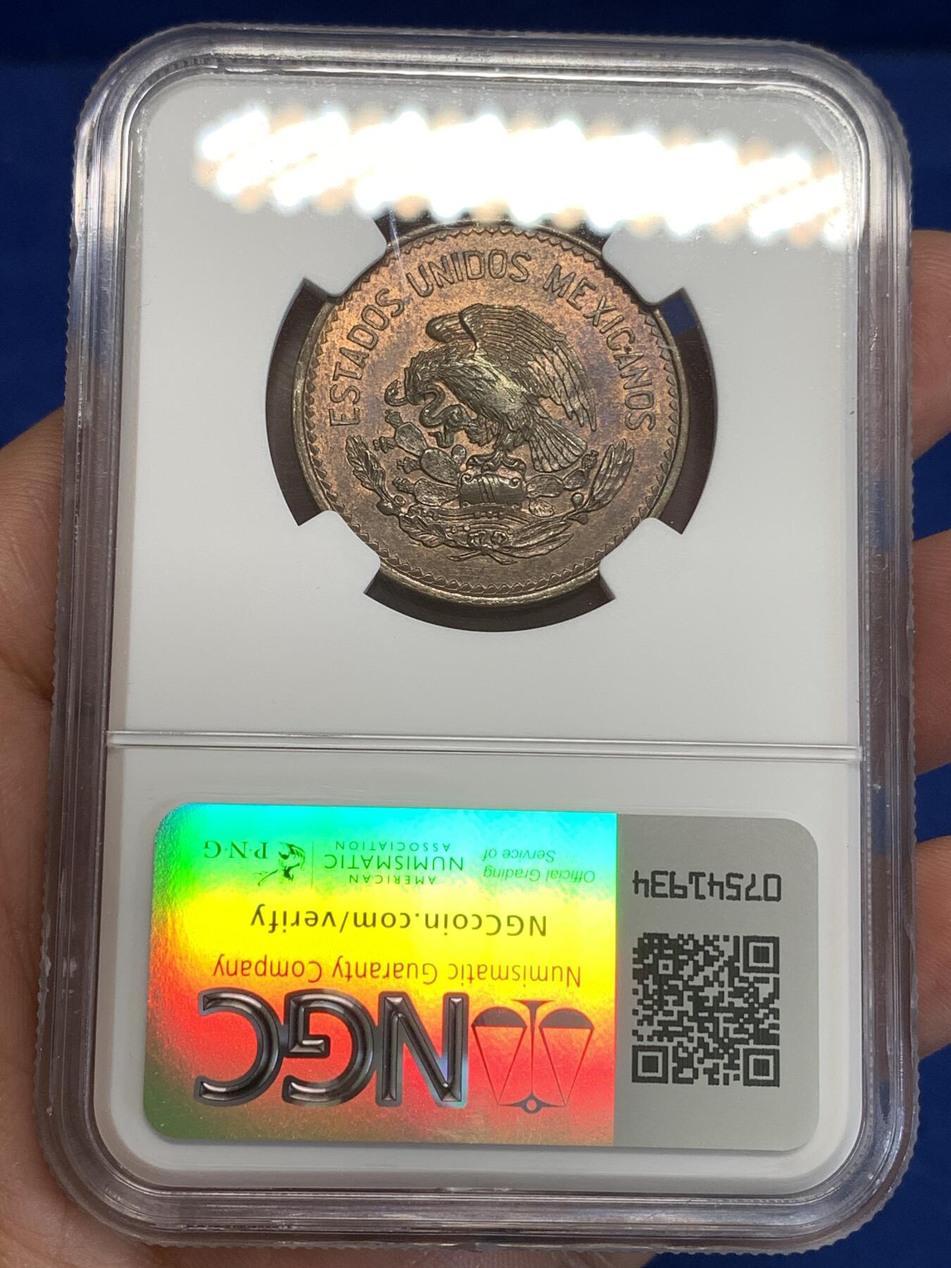 《竞宝斋》第299场- 周日，周一  2场连拍 （全场包邮） NGC MS64BN 1945 墨西哥20分铜币 热门品种 包浆非常漂亮 铜光充沛 正面设计充分体现玛雅文明特色 可藏品相