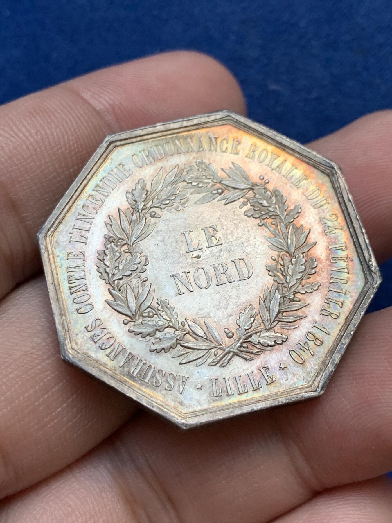 《竞宝斋》第299场- 周日，周一  2场连拍 （全场包邮） 法国北方火灾保险公司八角银质代币 16.86g 34.8mm 手指边铭 高浮雕 极美包浆