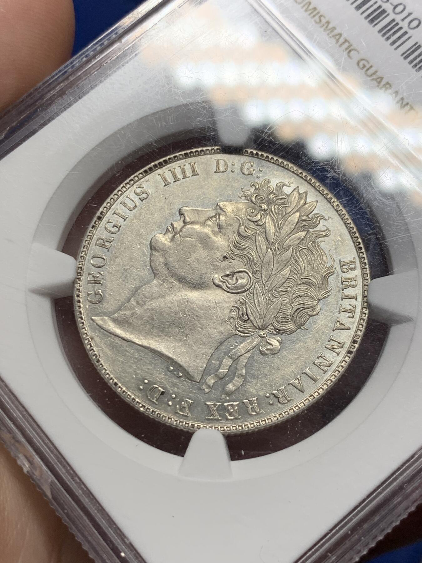 《竞宝斋》第299场- 周日，周一  2场连拍 （全场包邮） NGC AU55 英国1821年乔治四世三花版半克朗 最美半克朗 带淡彩，转光强烈 盒子边小磕