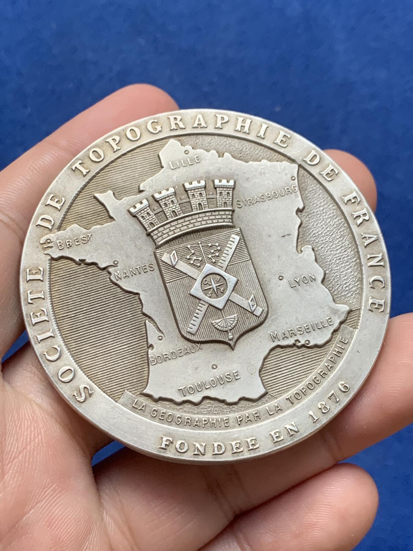 《竞宝斋》第299场- 周日，周一  2场连拍 （全场包邮） 1939年第三共和国银章，带盒，直径60mm，重111.81克