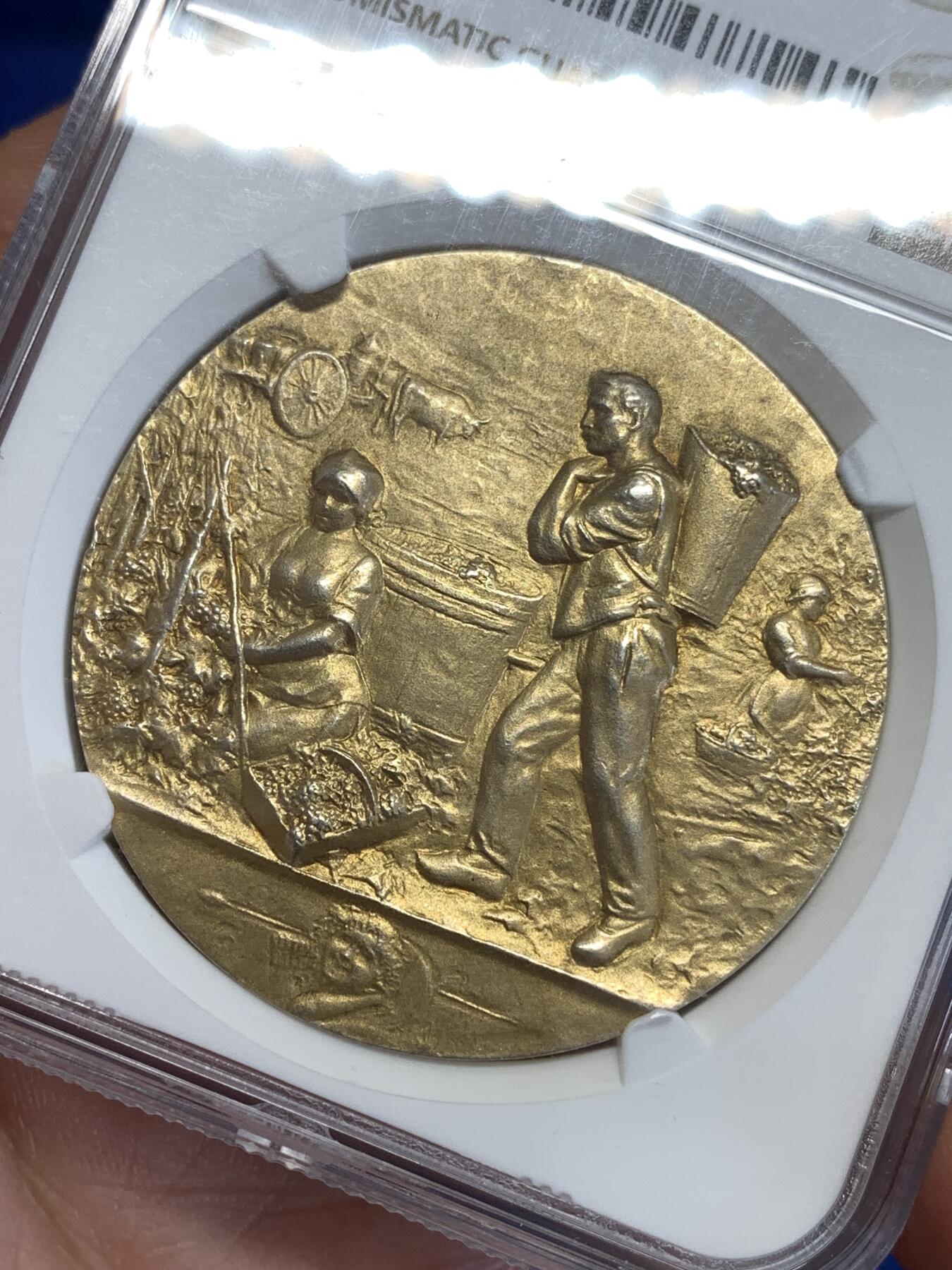 《竞宝斋》第299场- 周日，周一  2场连拍 （全场包邮） NGC MS63 法国农业协会镀金银章marey名作（麦田里的收获场景与辛勤的农户们）41mm丰饶角agent