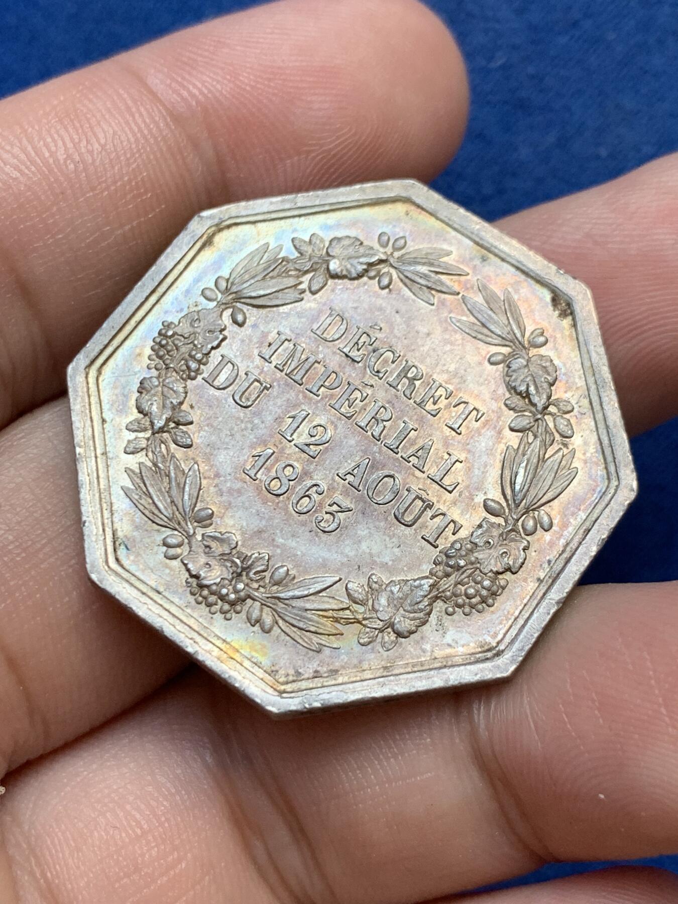 《竞宝斋》第299场- 周日，周一  2场连拍 （全场包邮） 法国1863中央保险公司八角银质代币 小名誉品放射龙 19.96g 34.6mm 丰饶角边铭 五彩包浆