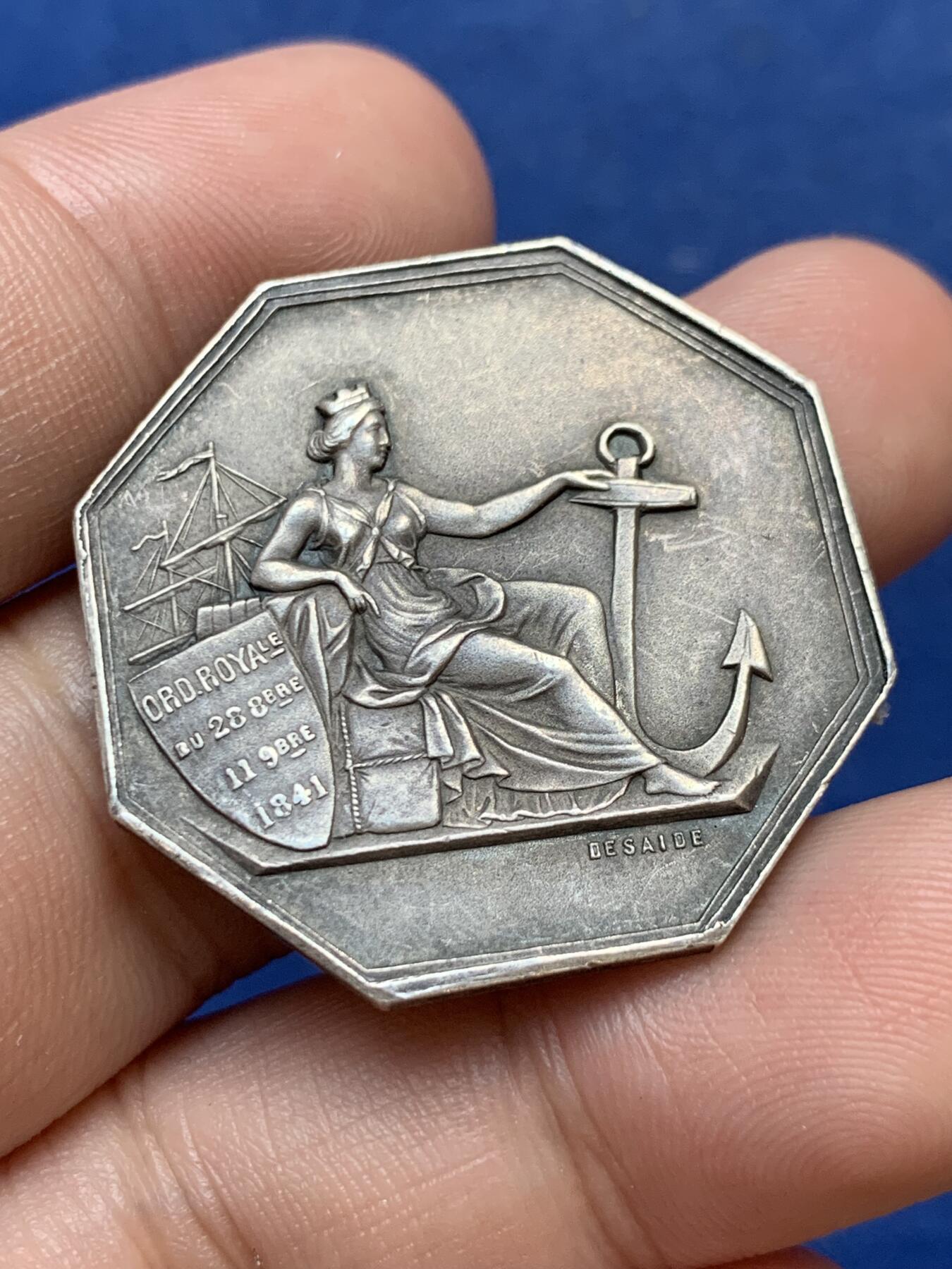 《竞宝斋》第299场- 周日，周一  2场连拍 （全场包邮） 法国贸易有限公司八角银质代币 直径32.9mm 重14.5克 野猪边铭