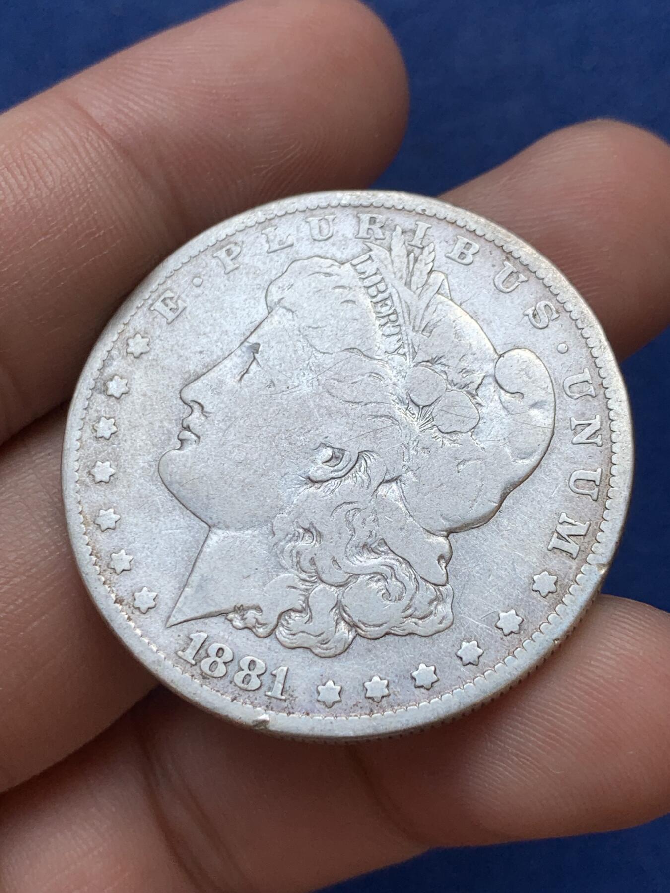 《竞宝斋》第299场- 周日，周一  2场连拍 （全场包邮） 2枚一组 美国摩根银币 一枚1921年通货好品带底光，一枚1881年品弱