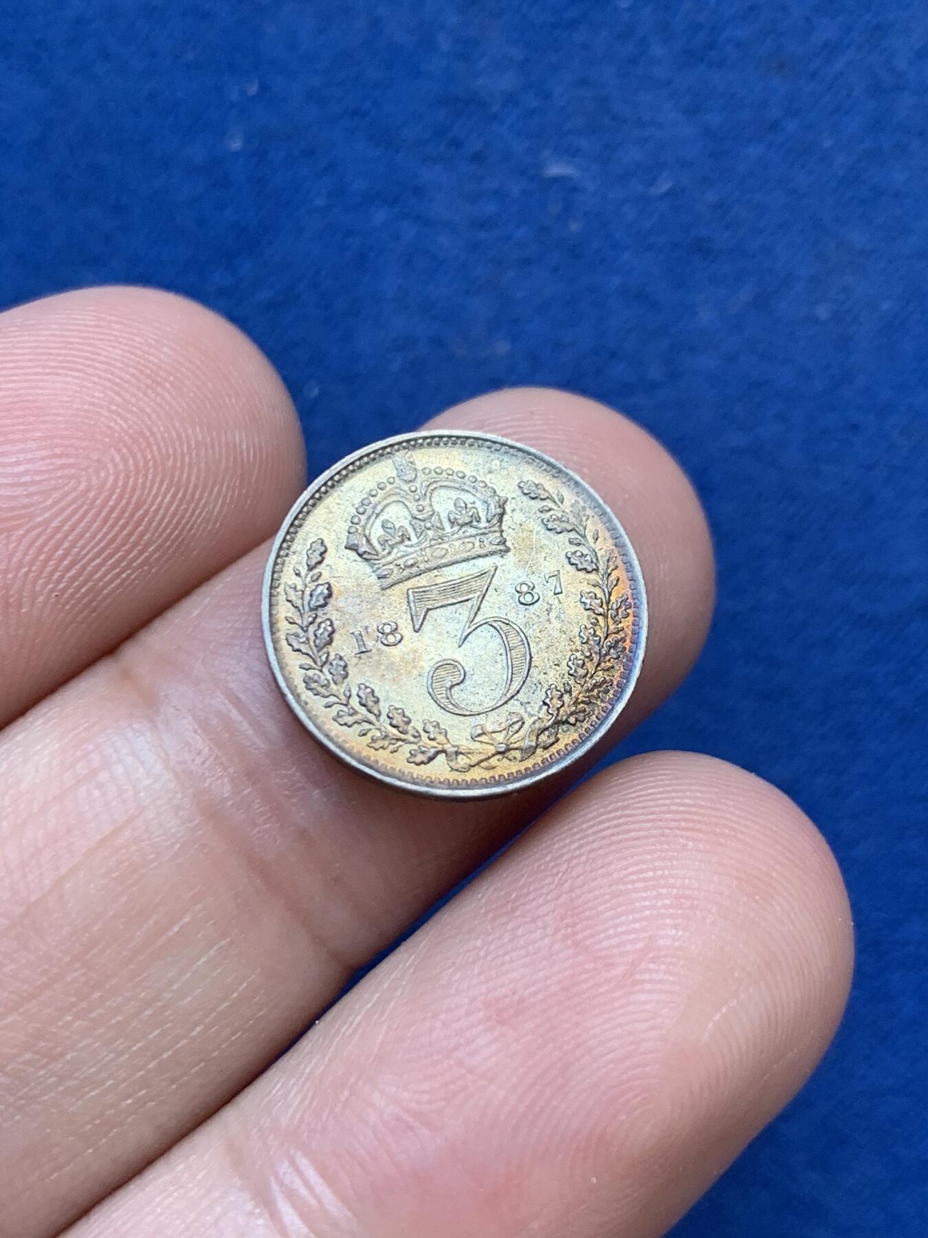 《竞宝斋》第299场- 周日，周一  2场连拍 （全场包邮） 英国1887年 维多利亚女皇三便士银币 转光品相 黑彩