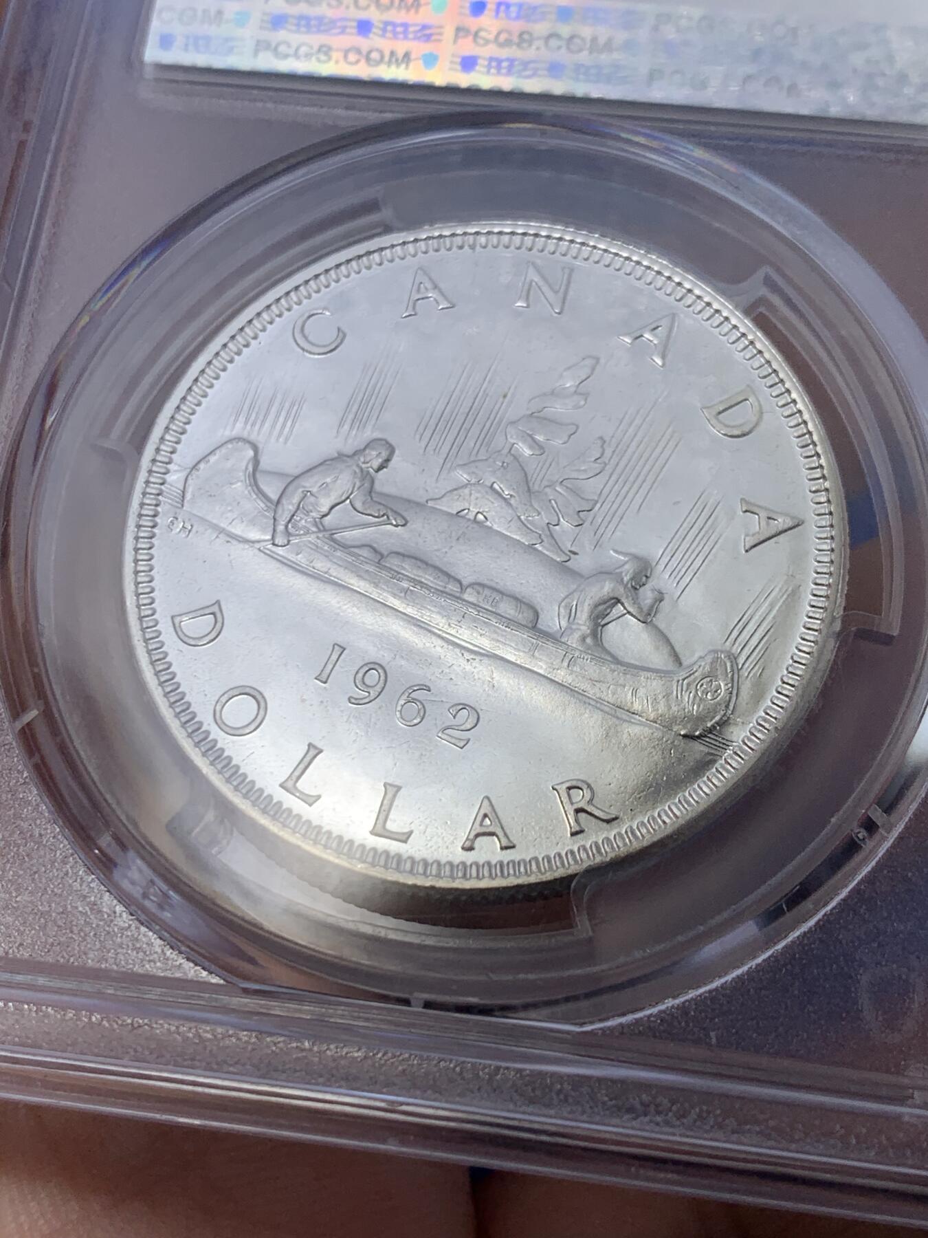 《竞宝斋》第299场- 周日，周一  2场连拍 （全场包邮） PCGS PL66 加拿大1962年独木舟划船1元银币 币面清爽干净又漂亮，类镜面效果，伊丽莎白二世青年头像，经典原住民划船图案，图案精美。