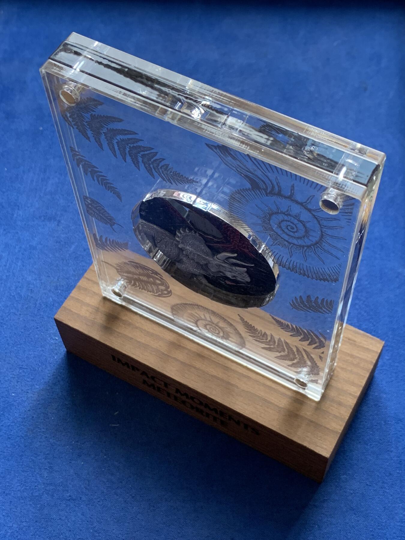 《竞宝斋》第299场- 周日，周一  2场连拍 （全场包邮） 纽埃2021冲击时刻恐龙灭绝陨石银币，由2盎司9999银和45亿年前Muonionalusta陨石制作，精致高浮雕与Numizzmi 合作打造。全球777枚，带原盒证书和原装亚克力展示盒，原价3200 稀缺品种 整套保存的非常好