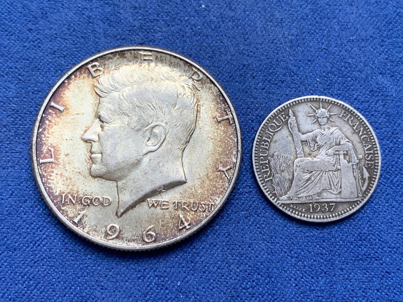 《竞宝斋》第299场- 周日，周一  2场连拍 （全场包邮） 两枚一组 1964高银版肯尼迪银币（双面五彩包浆）+1937坐洋银币十分（老味道老包浆）