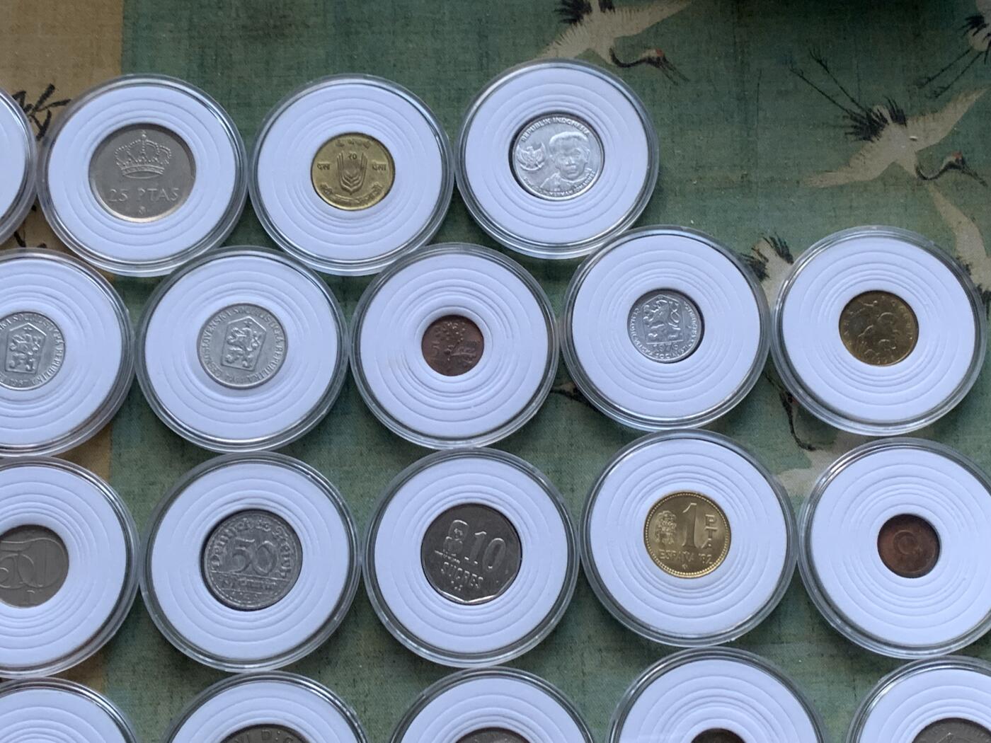 《竞宝斋》第299场- 周日，周一  2场连拍 （全场包邮） 46枚一组 散币 英国法国意大利美国苏联等国硬币， 带小圆盒 细节见图