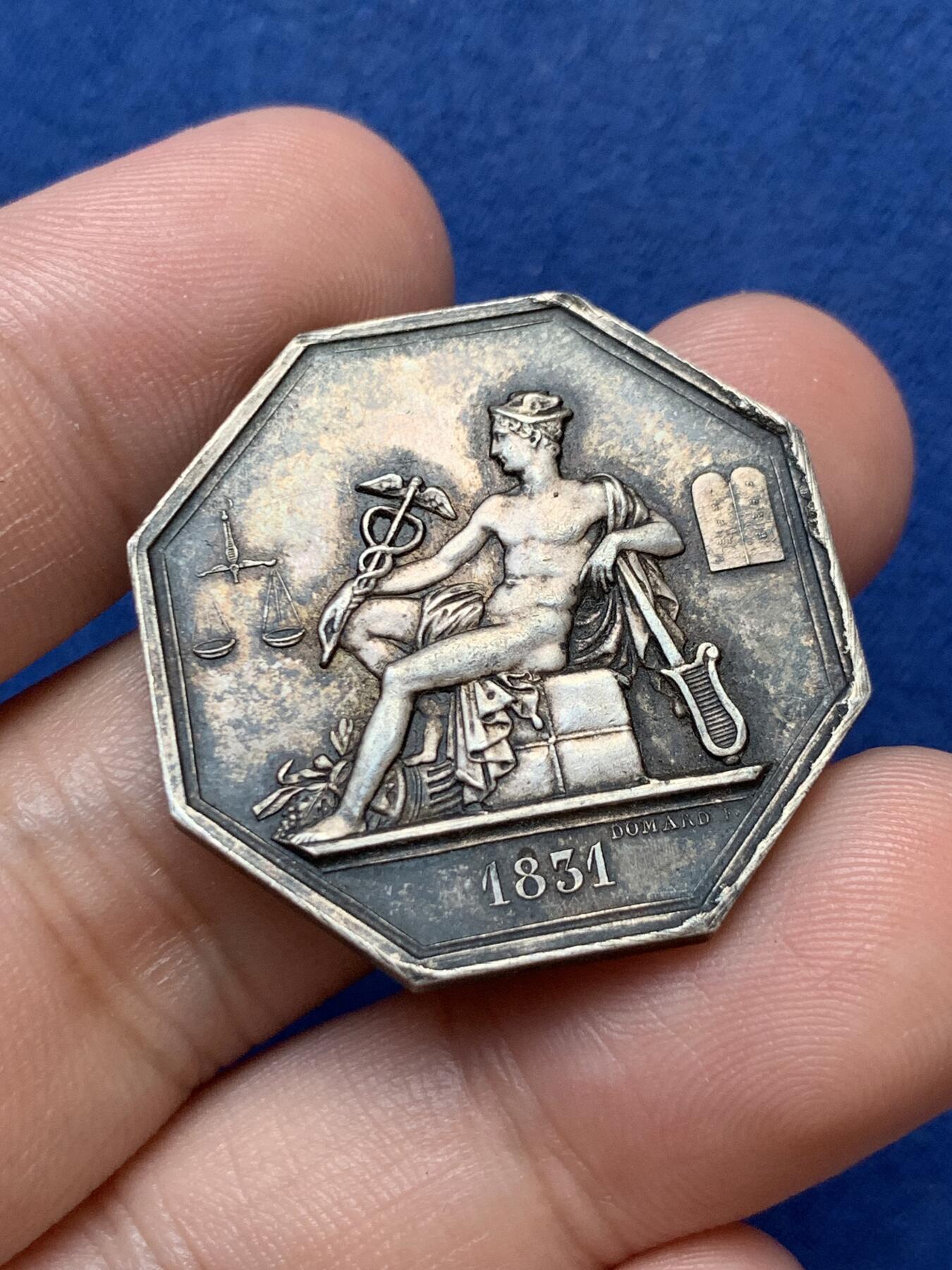 《竞宝斋》第299场- 周日，周一  2场连拍 （全场包邮） 1831年法国政府法律  墨丘利 八角银代币 手指铭 31mm 15.4g