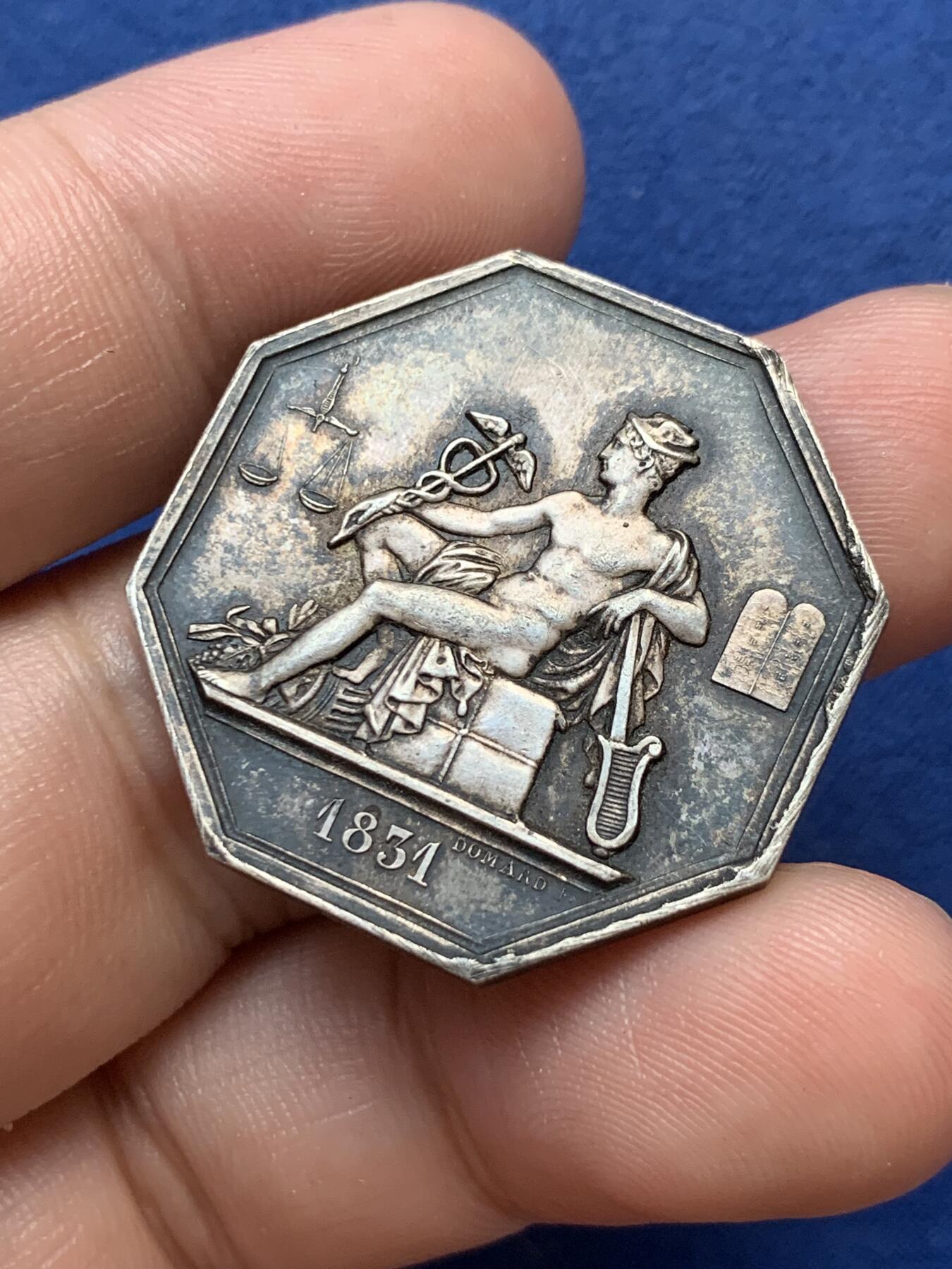 《竞宝斋》第299场- 周日，周一  2场连拍 （全场包邮） 1831年法国政府法律  墨丘利 八角银代币 手指铭 31mm 15.4g