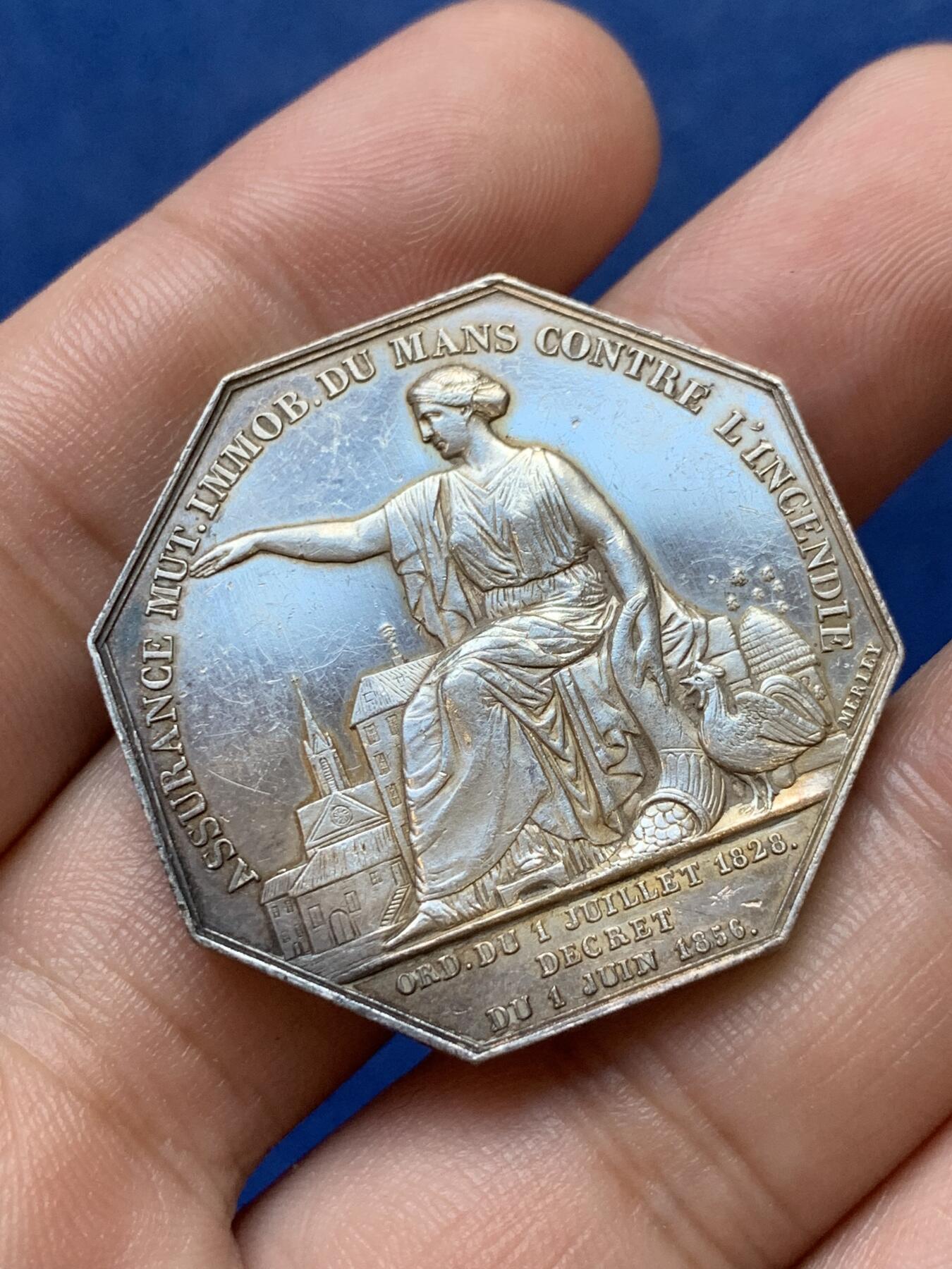 《竞宝斋》第299场- 周日，周一  2场连拍 （全场包邮） 法国勒芒房地产互助保险银质八角代币 35.7mm 19.8g 边铭手指ARGENT银标 极少见