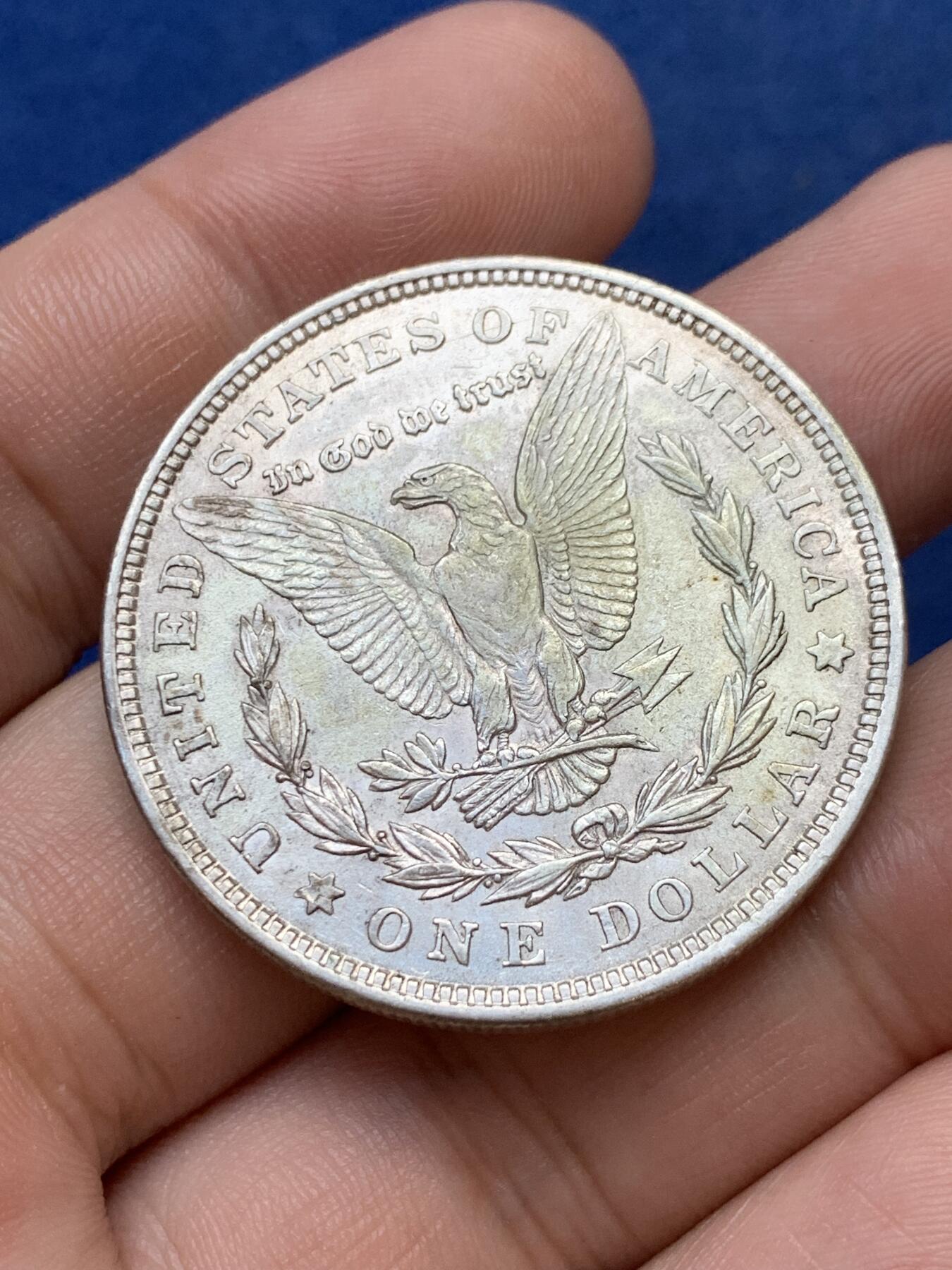 《竞宝斋》第299场- 周日，周一  2场连拍 （全场包邮） 2枚一组 美国摩根银币 一枚1921年通货好品带底光，一枚1881年品弱