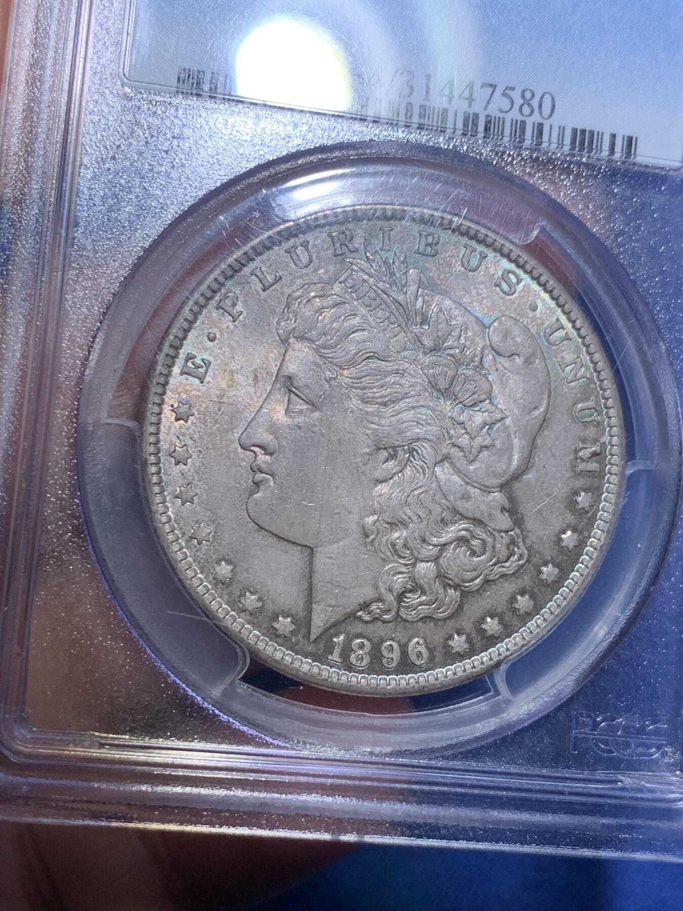 《竞宝斋》第299场- 周日，周一  2场连拍 （全场包邮） PCGS MS64 美国1896年摩根银币P版 原汁原味双面五彩老包浆，包浆醇厚，打制精美，状态极佳，PC老盒严评无官网图。
